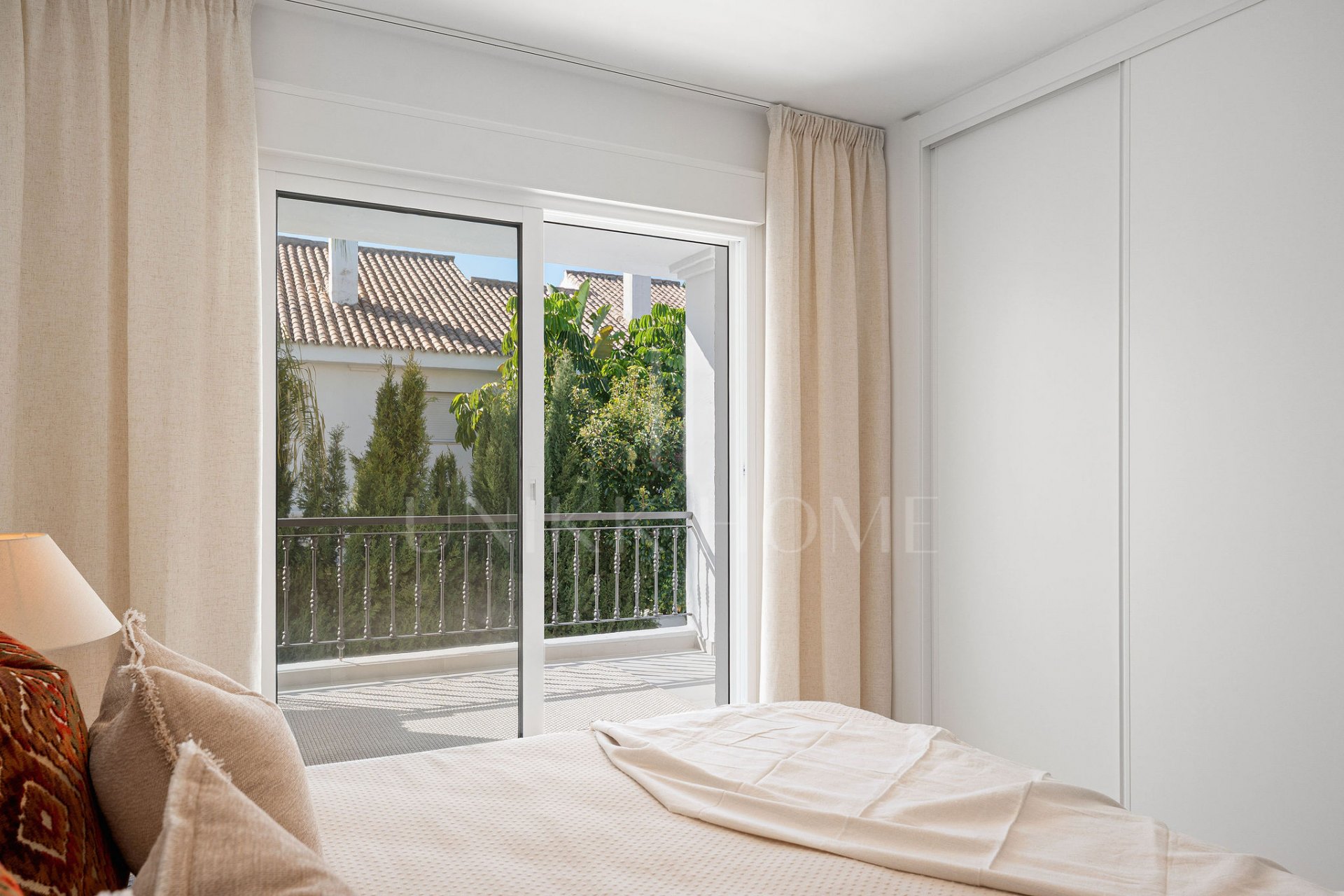 ¡Bienvenido a esta excepcional casa adosada donde el lujo contemporáneo se encuentra con comodidad y estilo de vida sin esfuerzo!