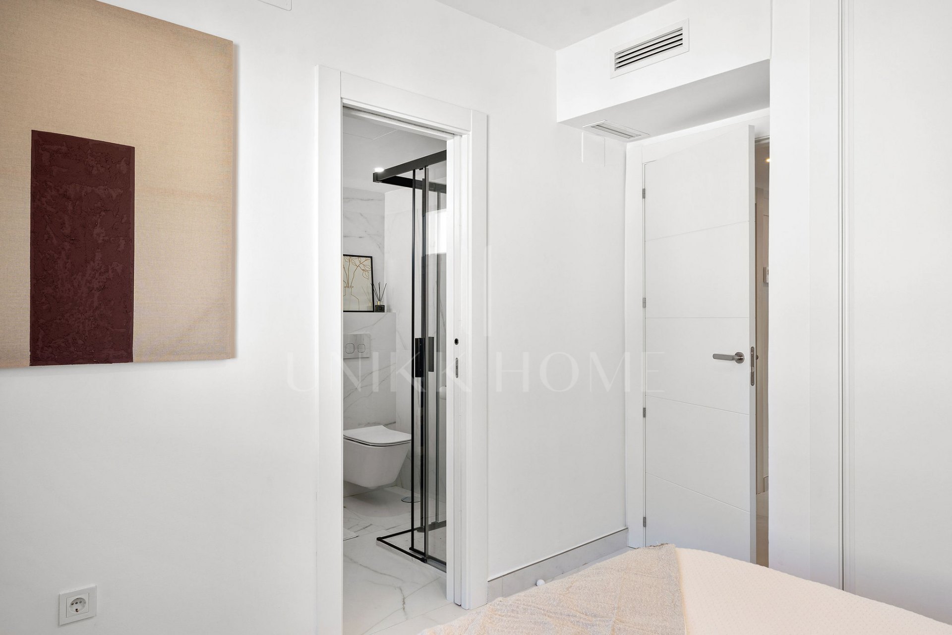 ¡Bienvenido a esta excepcional casa adosada donde el lujo contemporáneo se encuentra con comodidad y estilo de vida sin esfuerzo!