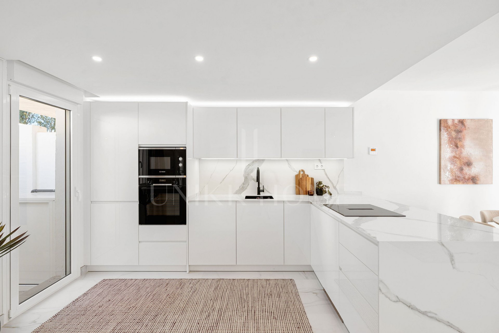 ¡Bienvenido a esta excepcional casa adosada donde el lujo contemporáneo se encuentra con comodidad y estilo de vida sin esfuerzo!