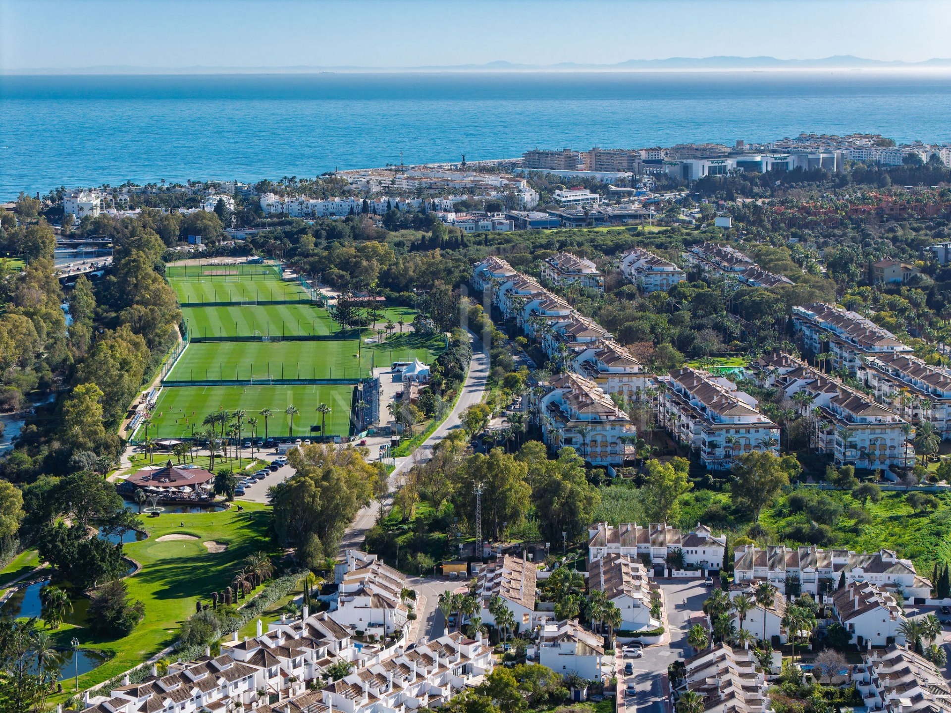 ¡Bienvenido a esta excepcional casa adosada donde el lujo contemporáneo se encuentra con comodidad y estilo de vida sin esfuerzo!
