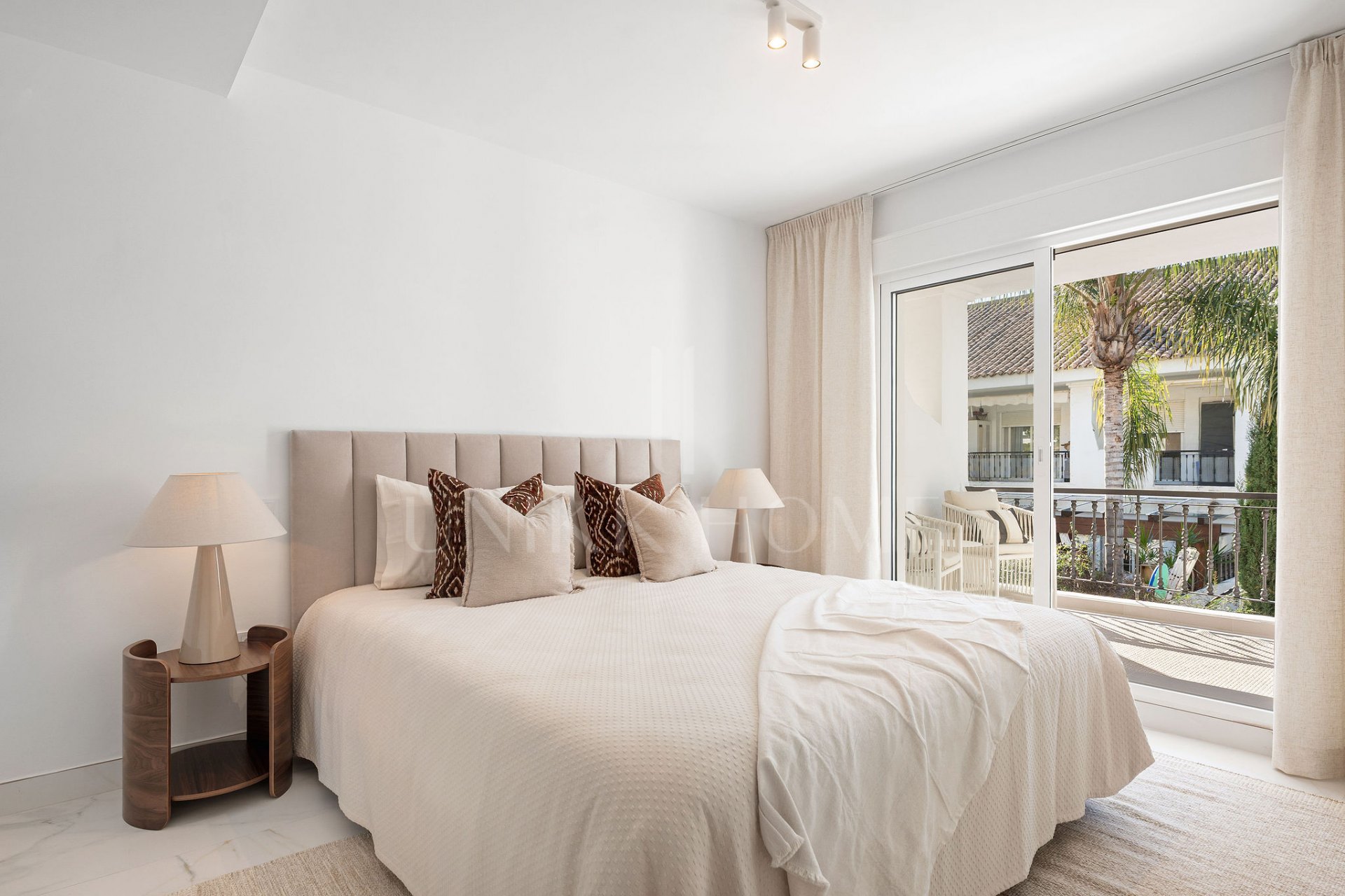 ¡Bienvenido a esta excepcional casa adosada donde el lujo contemporáneo se encuentra con comodidad y estilo de vida sin esfuerzo!