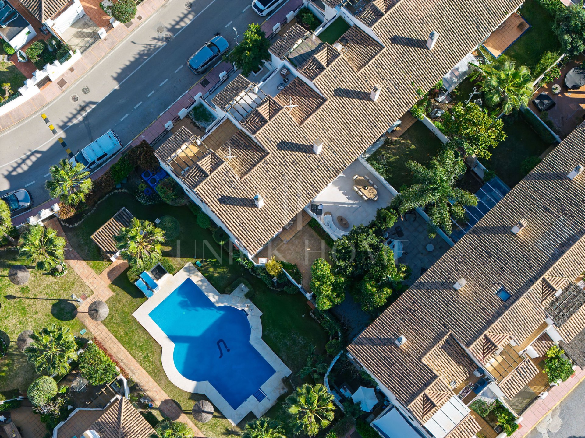 ¡Bienvenido a esta excepcional casa adosada donde el lujo contemporáneo se encuentra con comodidad y estilo de vida sin esfuerzo!