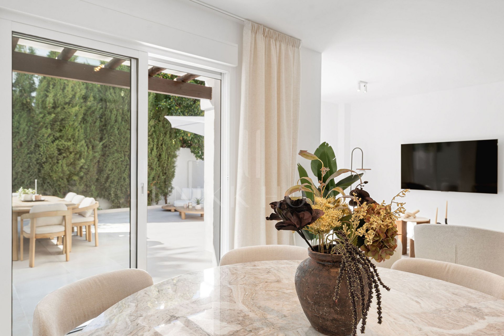 ¡Bienvenido a esta excepcional casa adosada donde el lujo contemporáneo se encuentra con comodidad y estilo de vida sin esfuerzo!