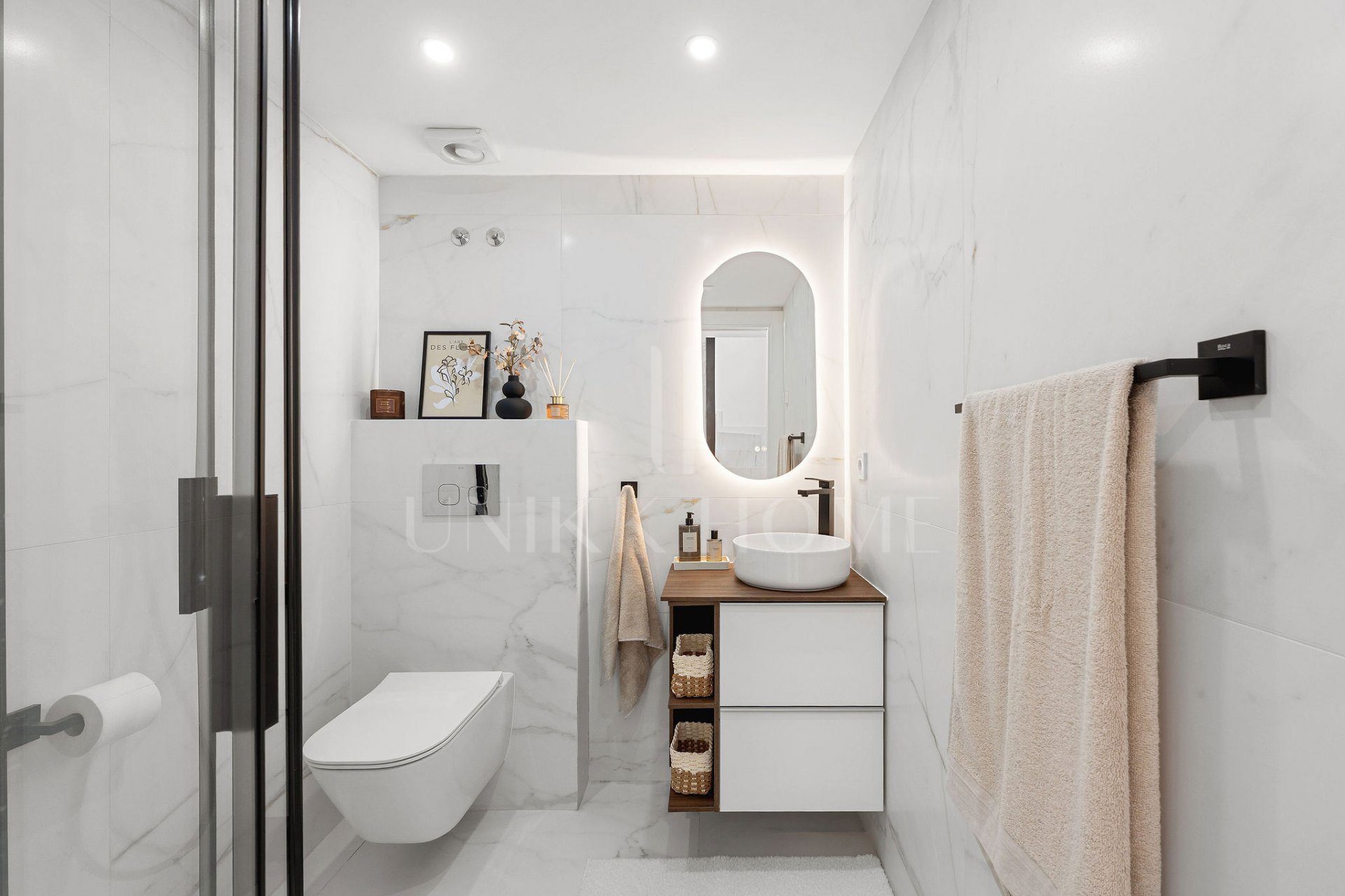 ¡Bienvenido a esta excepcional casa adosada donde el lujo contemporáneo se encuentra con comodidad y estilo de vida sin esfuerzo!