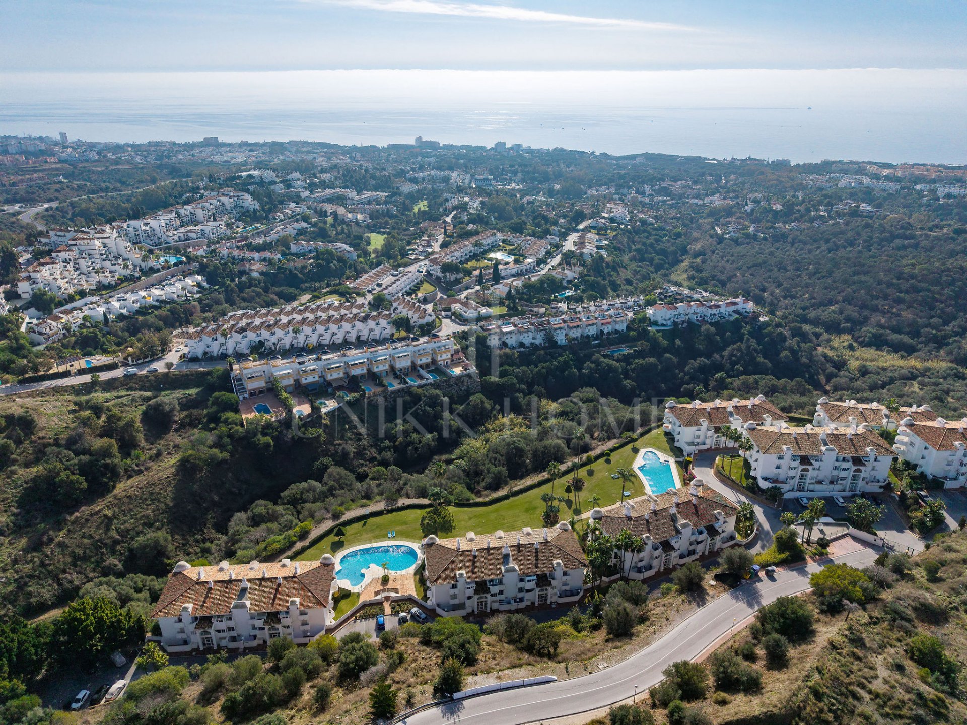 Welcome to this bright and renovated 3 bedroom apartment in Calahonda with beautiful views!