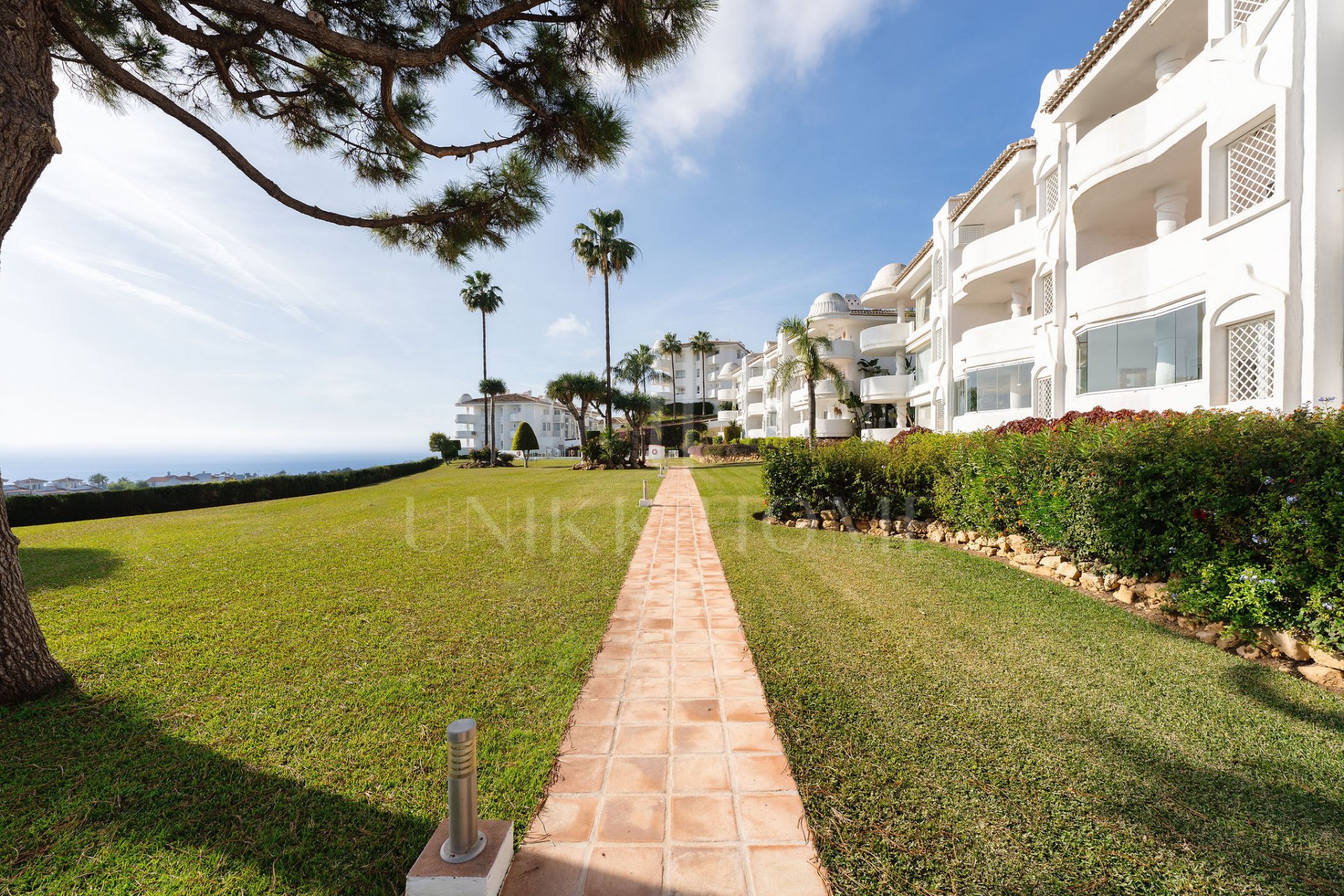 Welcome to this bright and renovated 3 bedroom apartment in Calahonda with beautiful views!