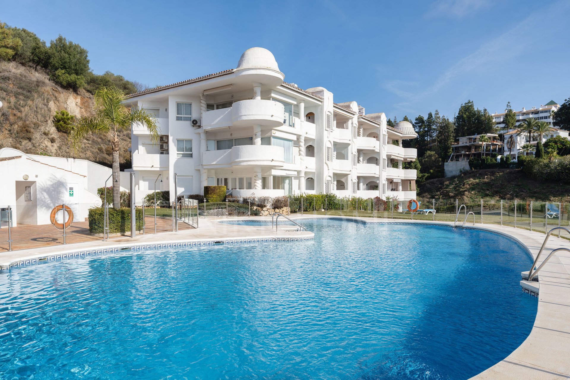 Welcome to this bright and renovated 3 bedroom apartment in Calahonda with beautiful views!