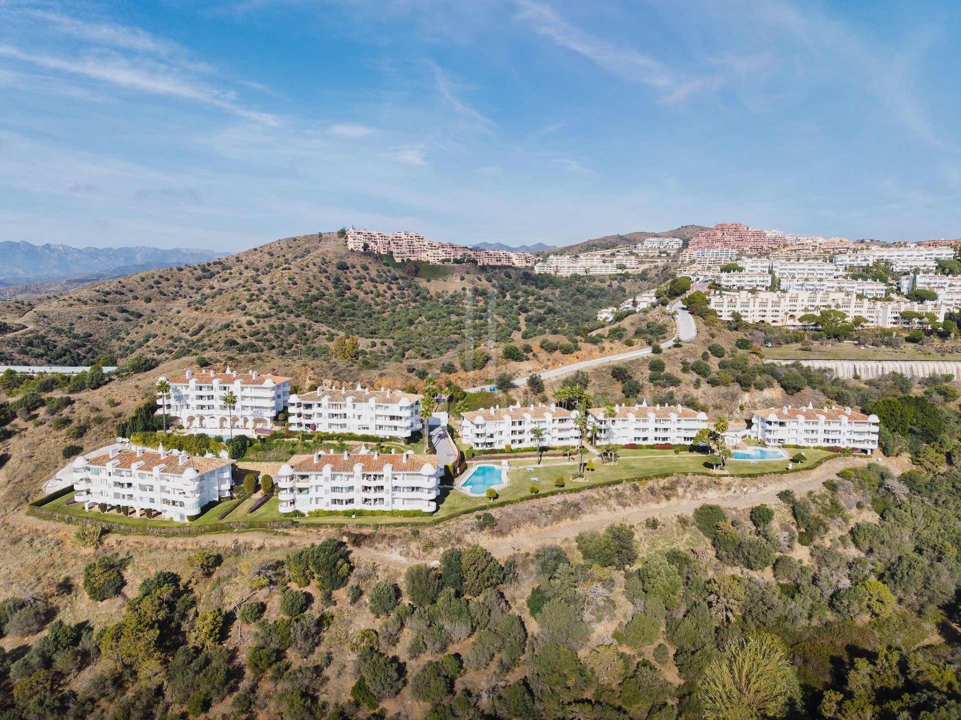 Welcome to this bright and renovated 3 bedroom apartment in Calahonda with beautiful views!