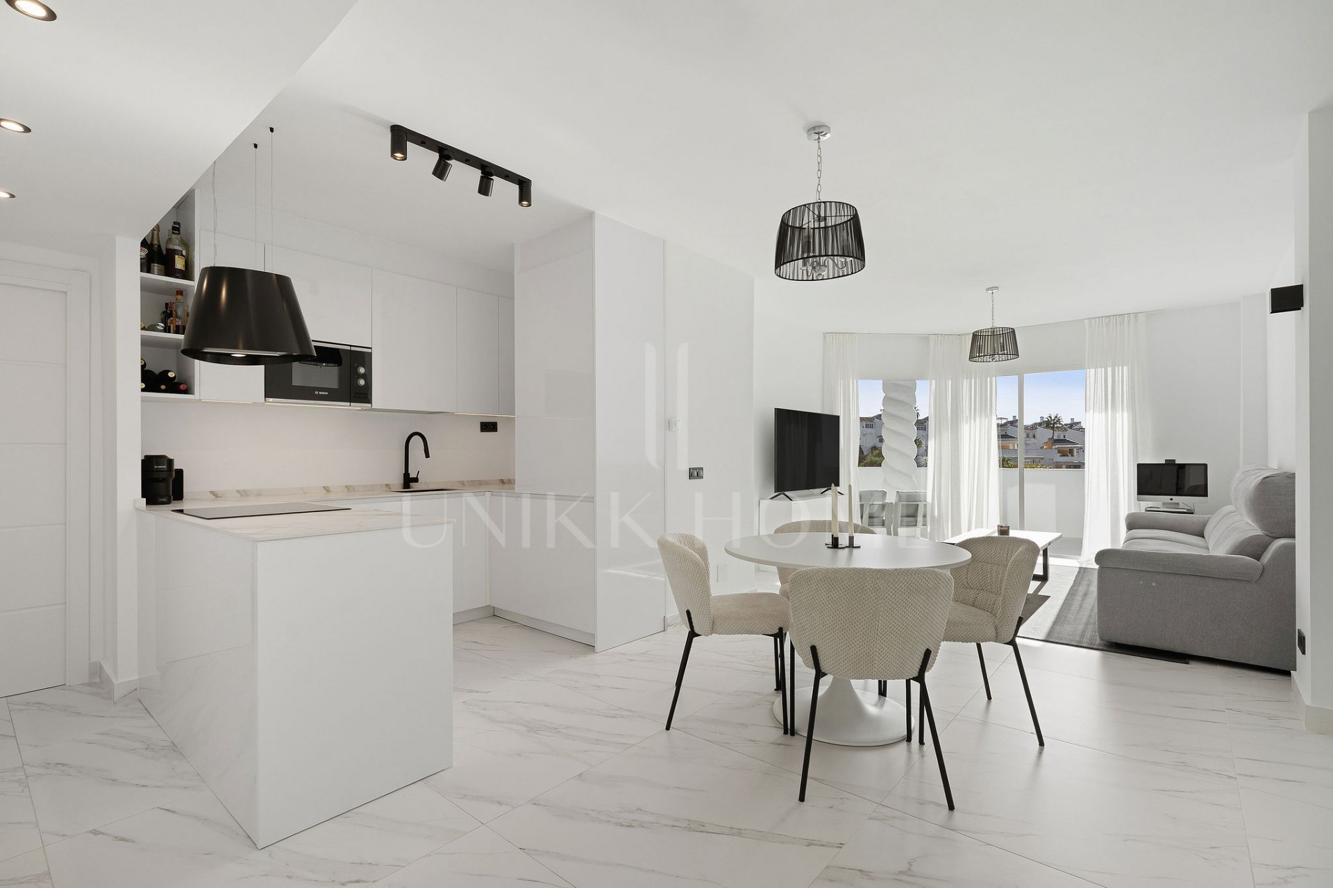 Welcome to this bright and renovated 3 bedroom apartment in Calahonda with beautiful views!