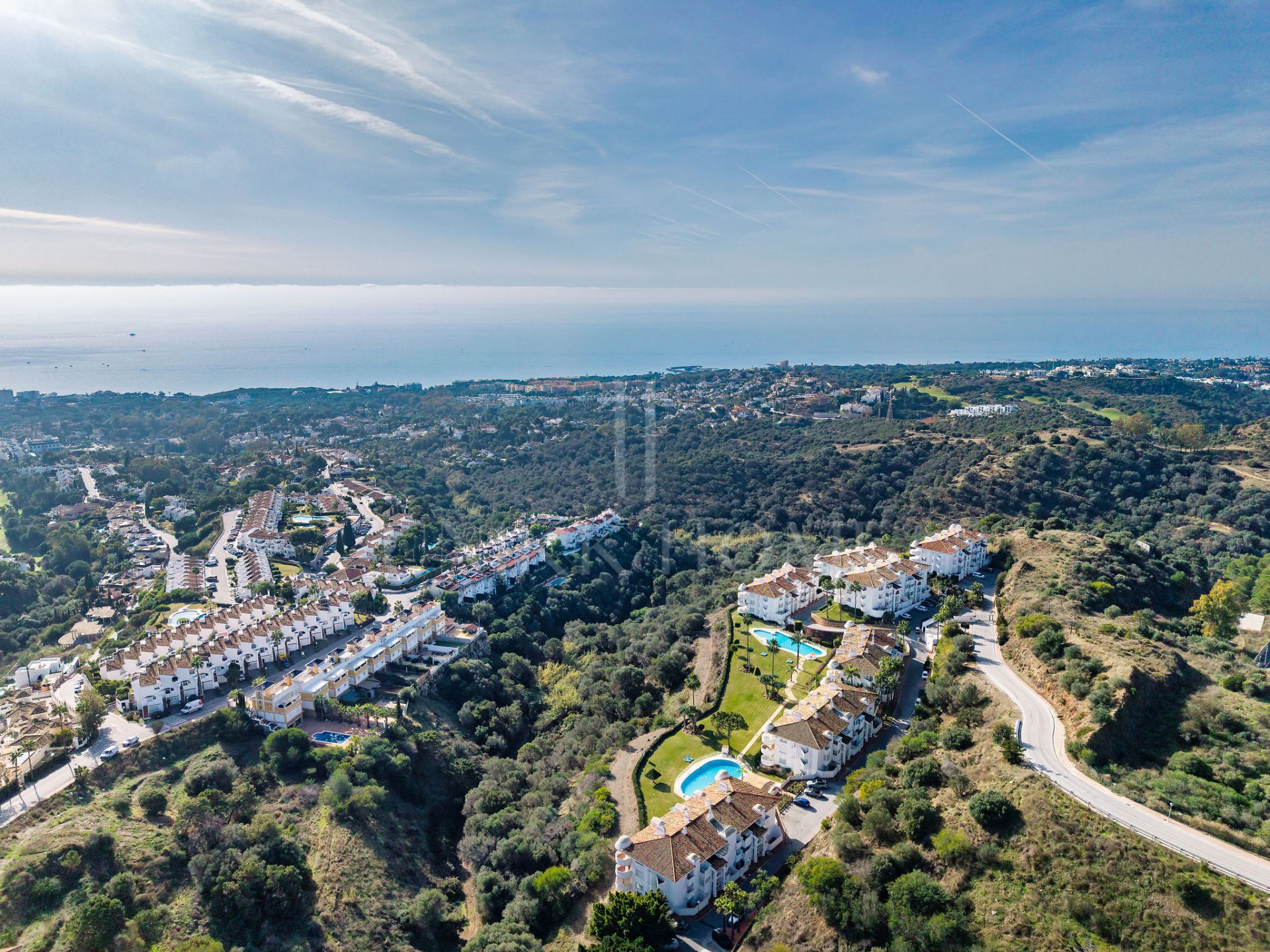 Welcome to this bright and renovated 3 bedroom apartment in Calahonda with beautiful views!