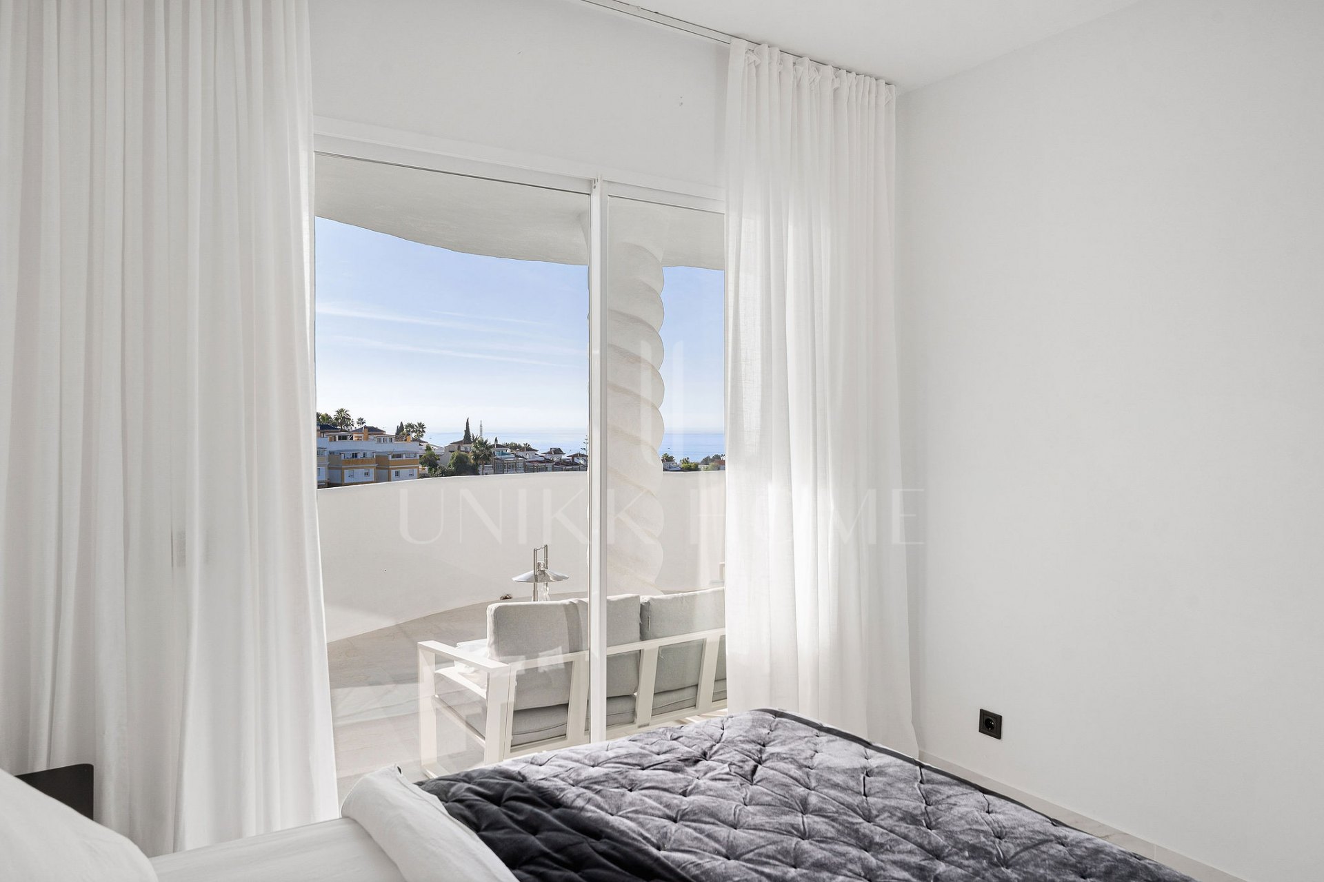 Welcome to this bright and renovated 3 bedroom apartment in Calahonda with beautiful views!