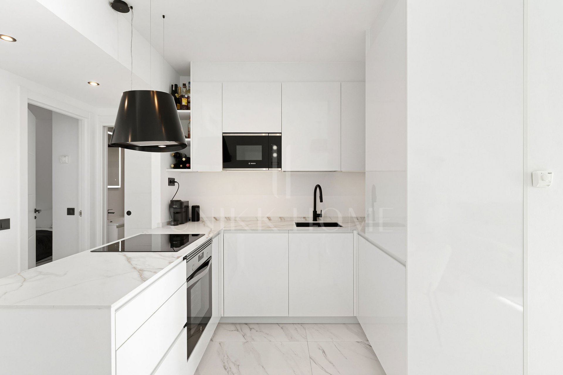 Welcome to this bright and renovated 3 bedroom apartment in Calahonda with beautiful views!