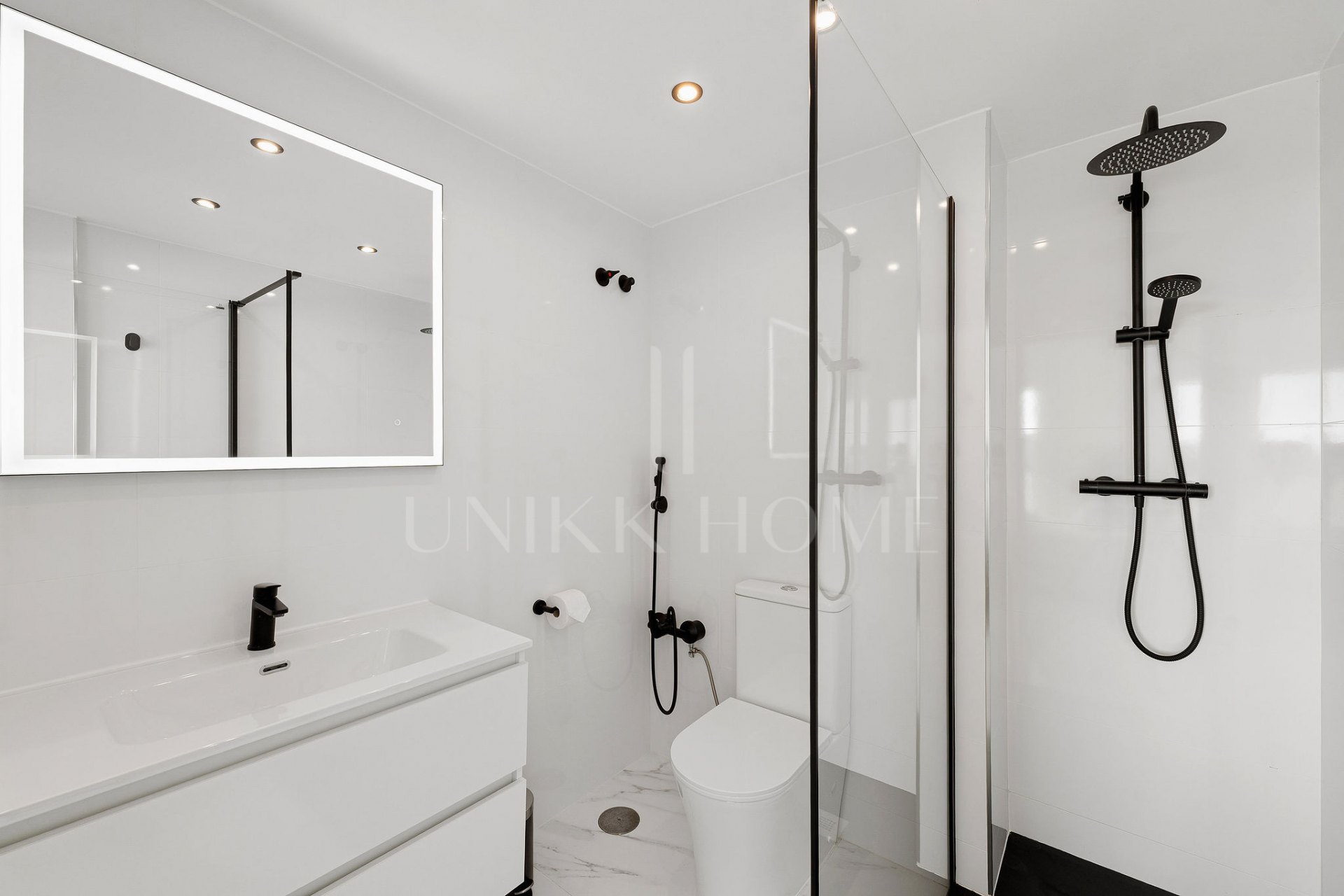 Welcome to this bright and renovated 3 bedroom apartment in Calahonda with beautiful views!