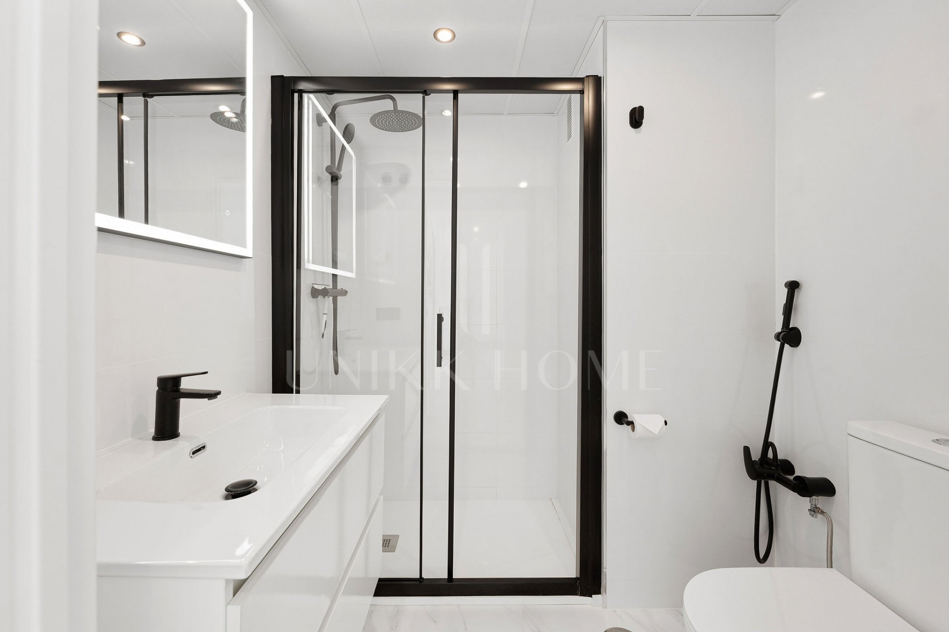 Welcome to this bright and renovated 3 bedroom apartment in Calahonda with beautiful views!