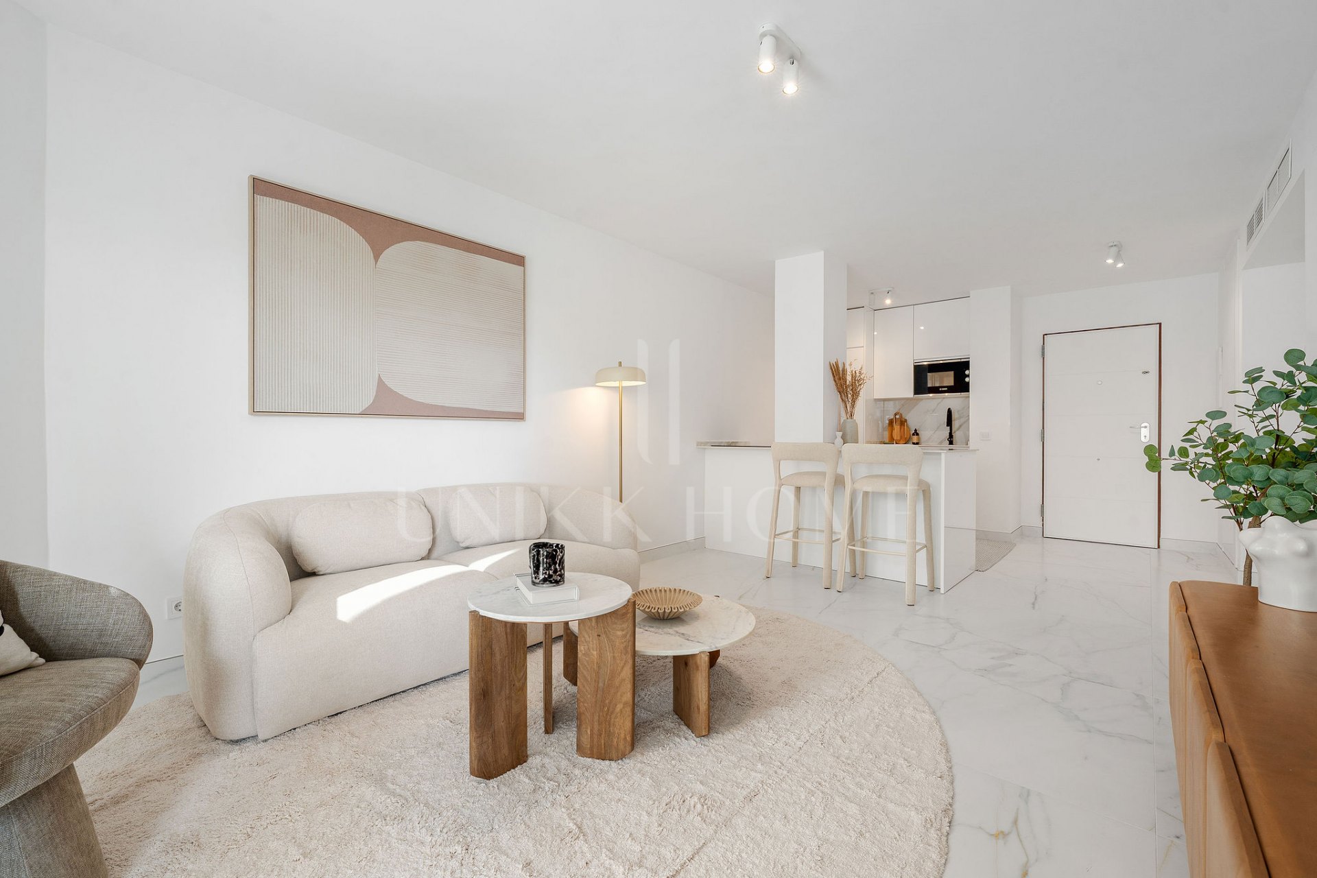 Welcome to this elegant apartment in a front line beach complex in Marbella Centro!