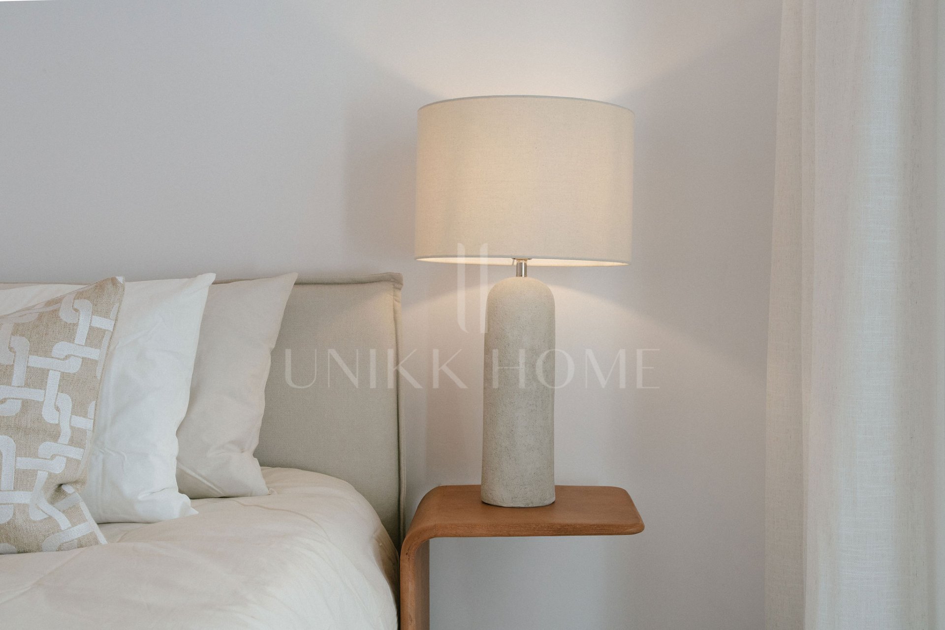 Welcome to this elegant apartment in a front line beach complex in Marbella Centro!