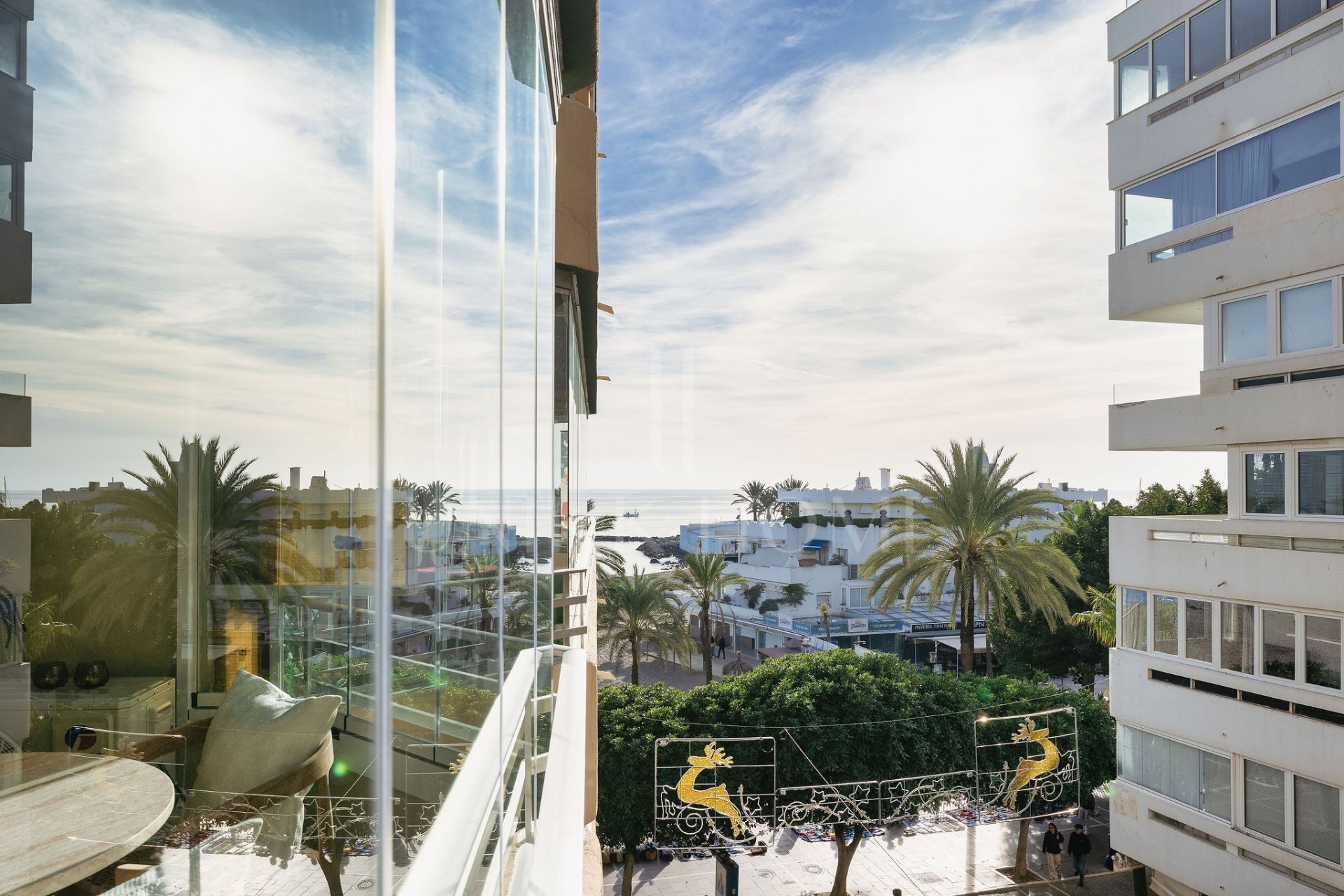 Welcome to this elegant apartment in a front line beach complex in Marbella Centro!