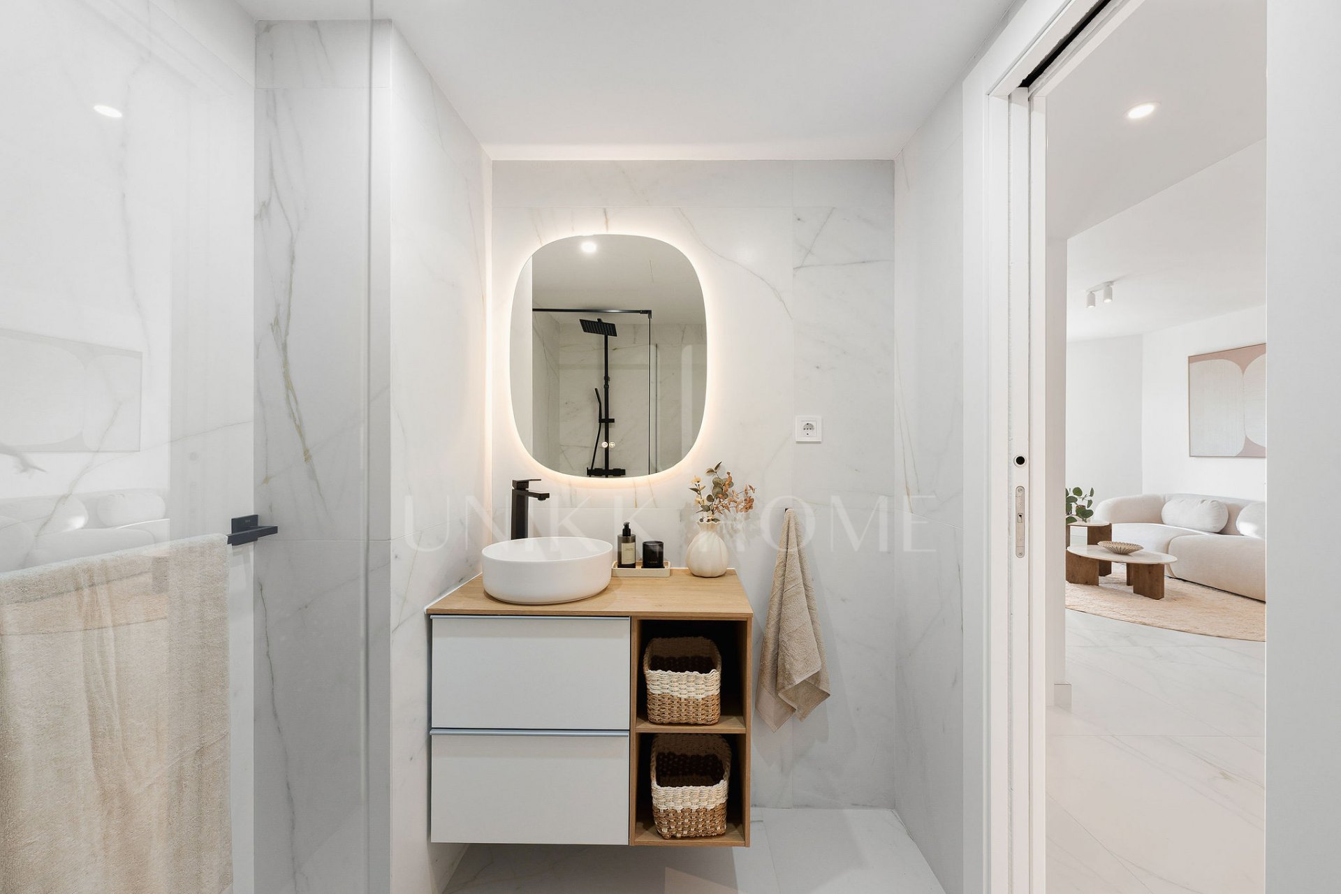 Welcome to this elegant apartment in a front line beach complex in Marbella Centro!