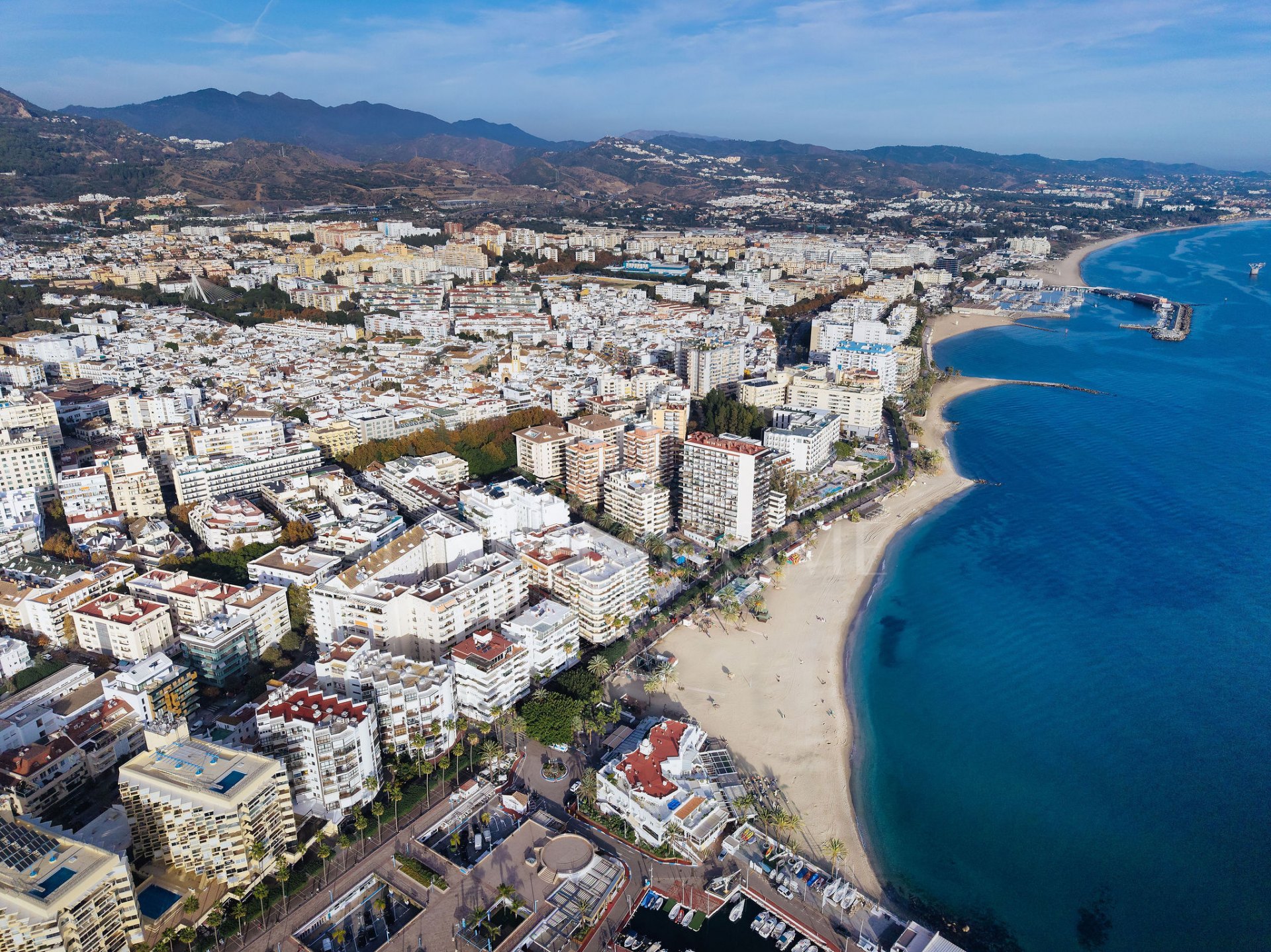 Welcome to this elegant apartment in a front line beach complex in Marbella Centro!