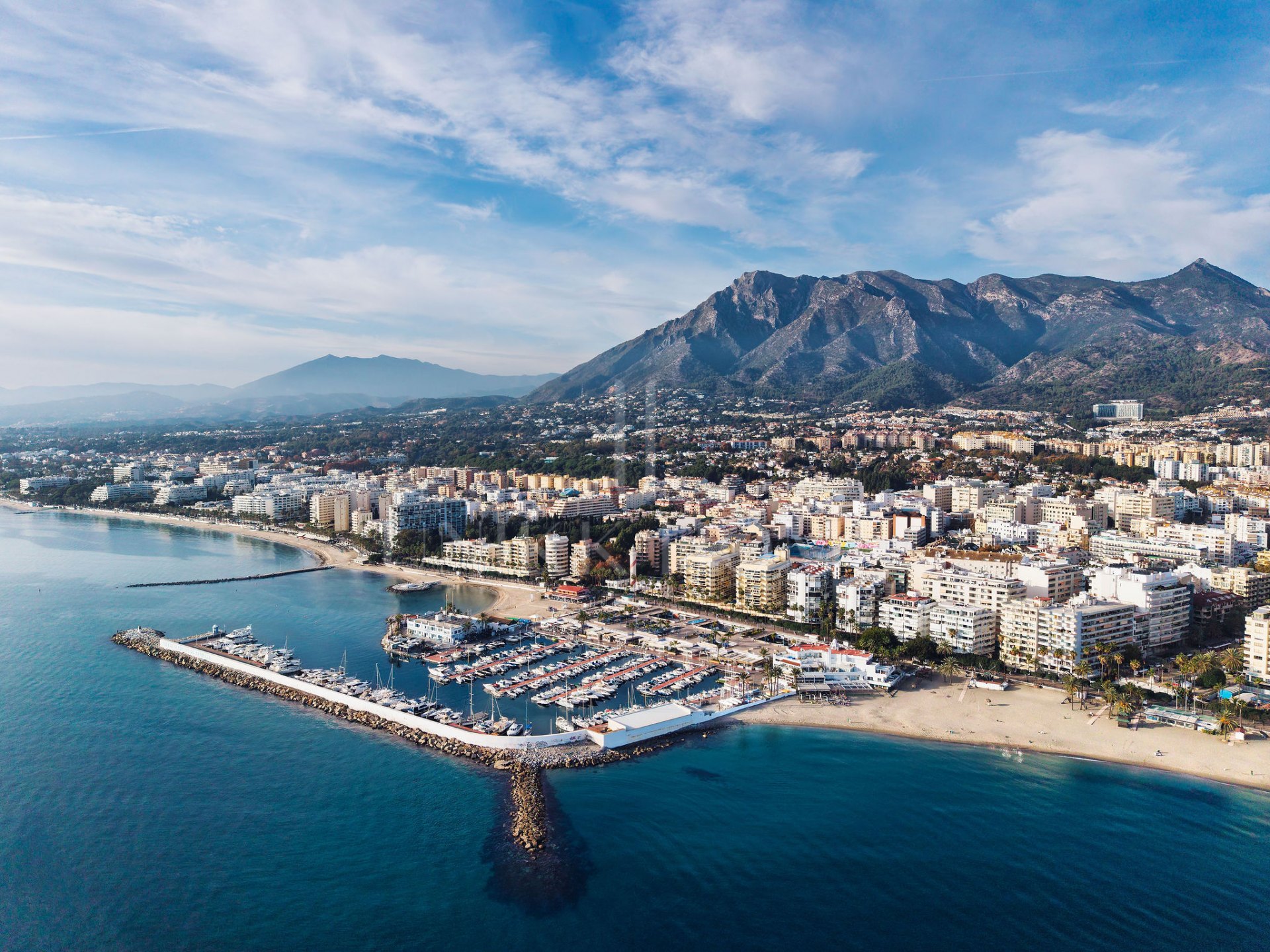 Welcome to this elegant apartment in a front line beach complex in Marbella Centro!