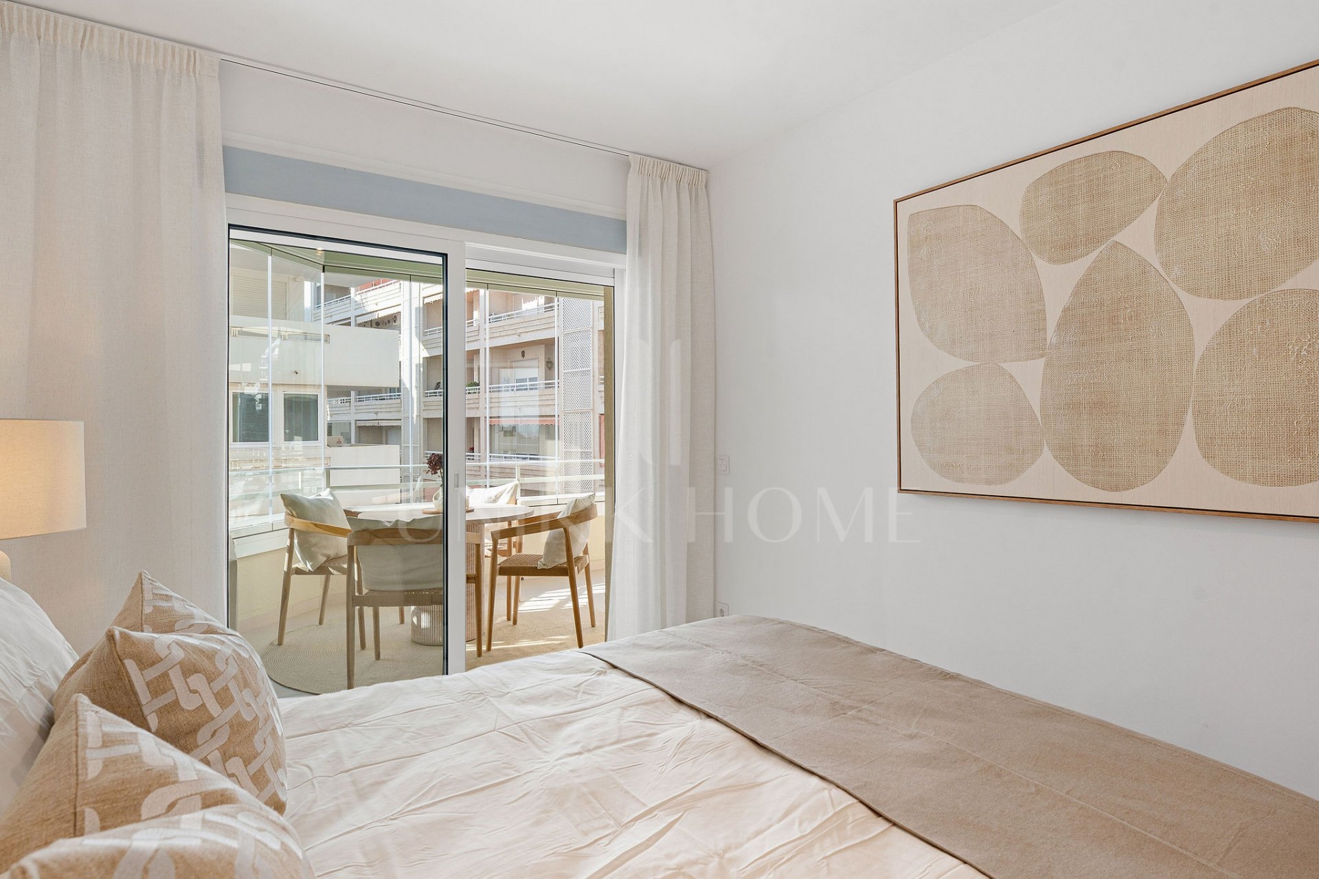 Welcome to this elegant apartment in a front line beach complex in Marbella Centro!