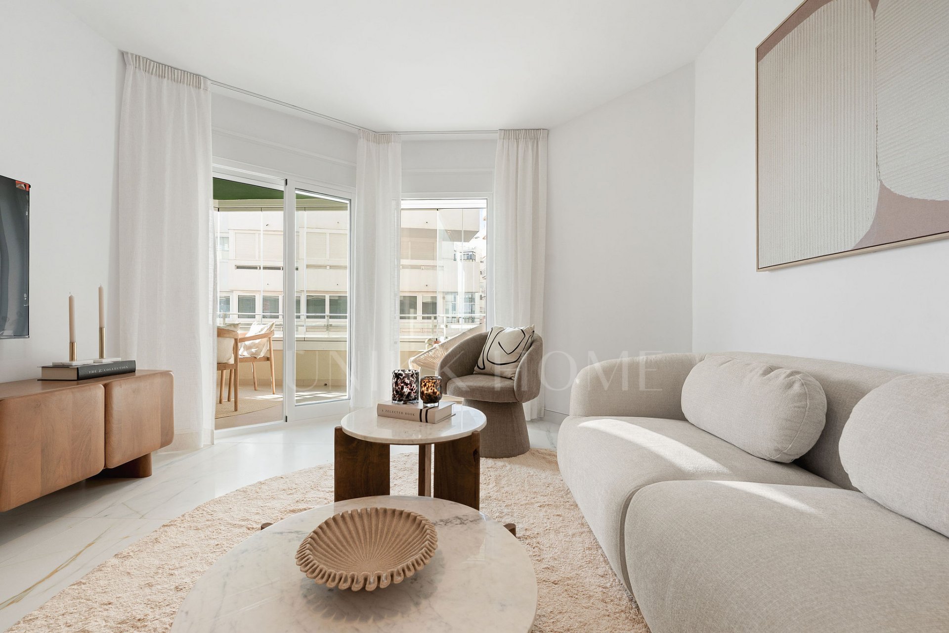 Welcome to this elegant apartment in a front line beach complex in Marbella Centro!