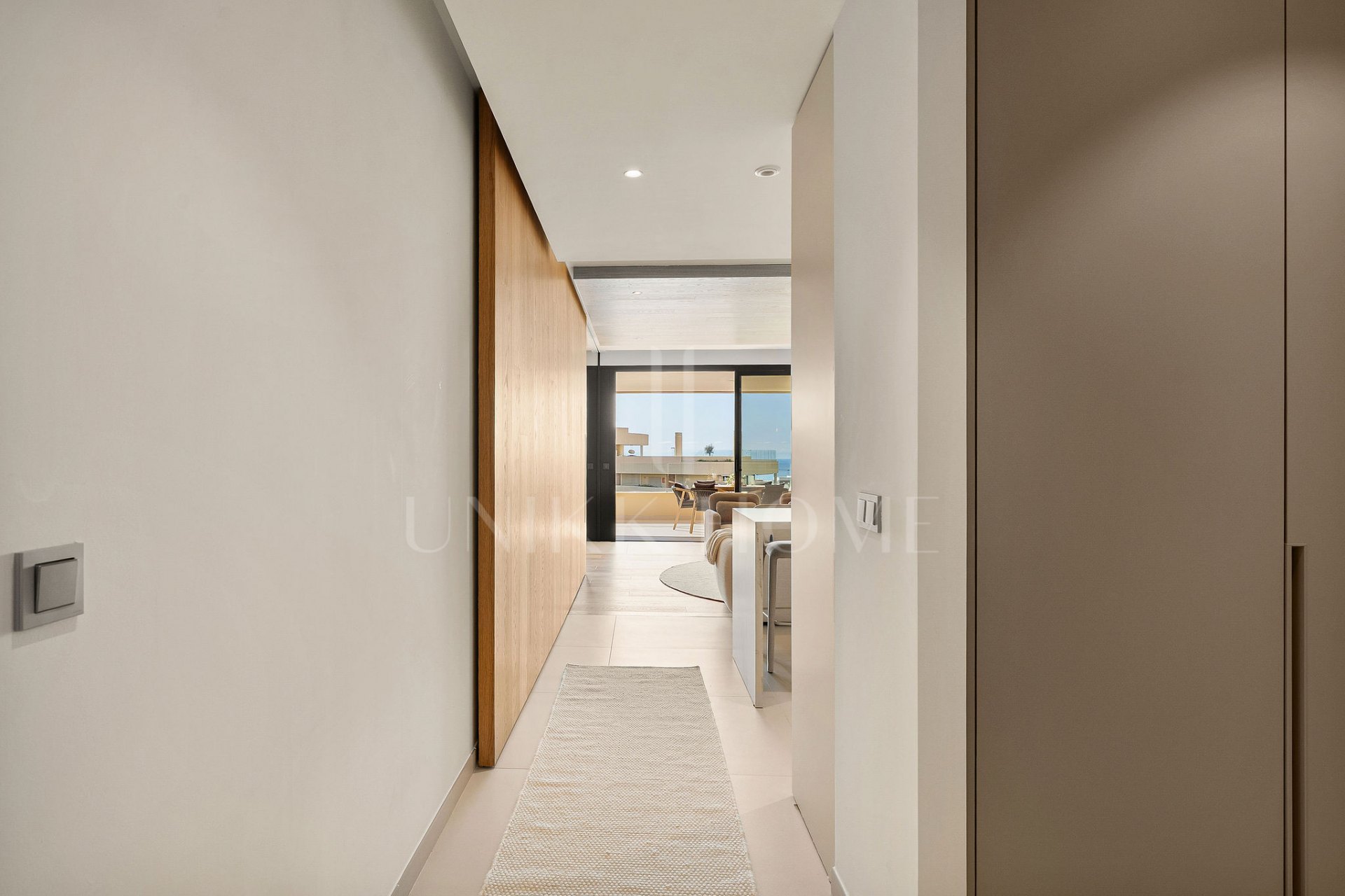 Experiencia refinada vida costera en este nuevo apartamento de lujo ubicado dentro del prestigioso Higuerón Resort.