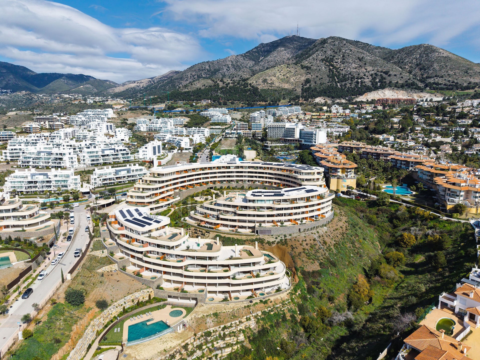 Experiencia refinada vida costera en este nuevo apartamento de lujo ubicado dentro del prestigioso Higuerón Resort.