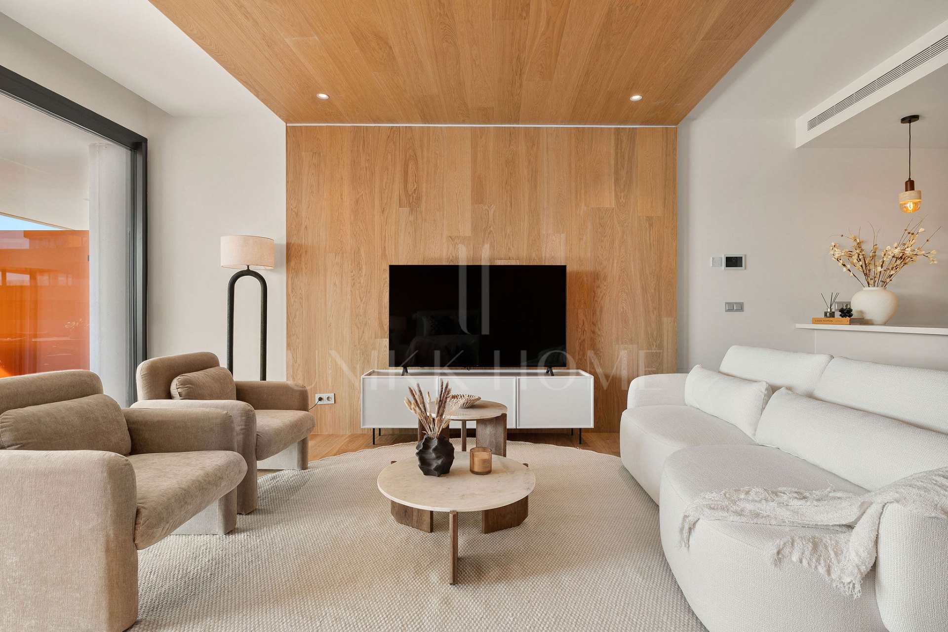 Experiencia refinada vida costera en este nuevo apartamento de lujo ubicado dentro del prestigioso Higuerón Resort.