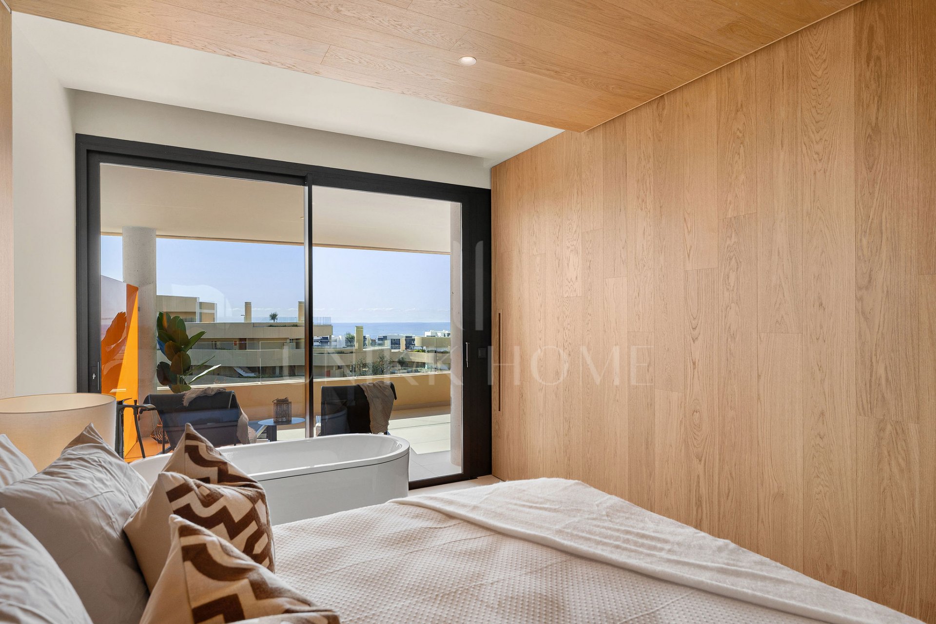 Experiencia refinada vida costera en este nuevo apartamento de lujo ubicado dentro del prestigioso Higuerón Resort.