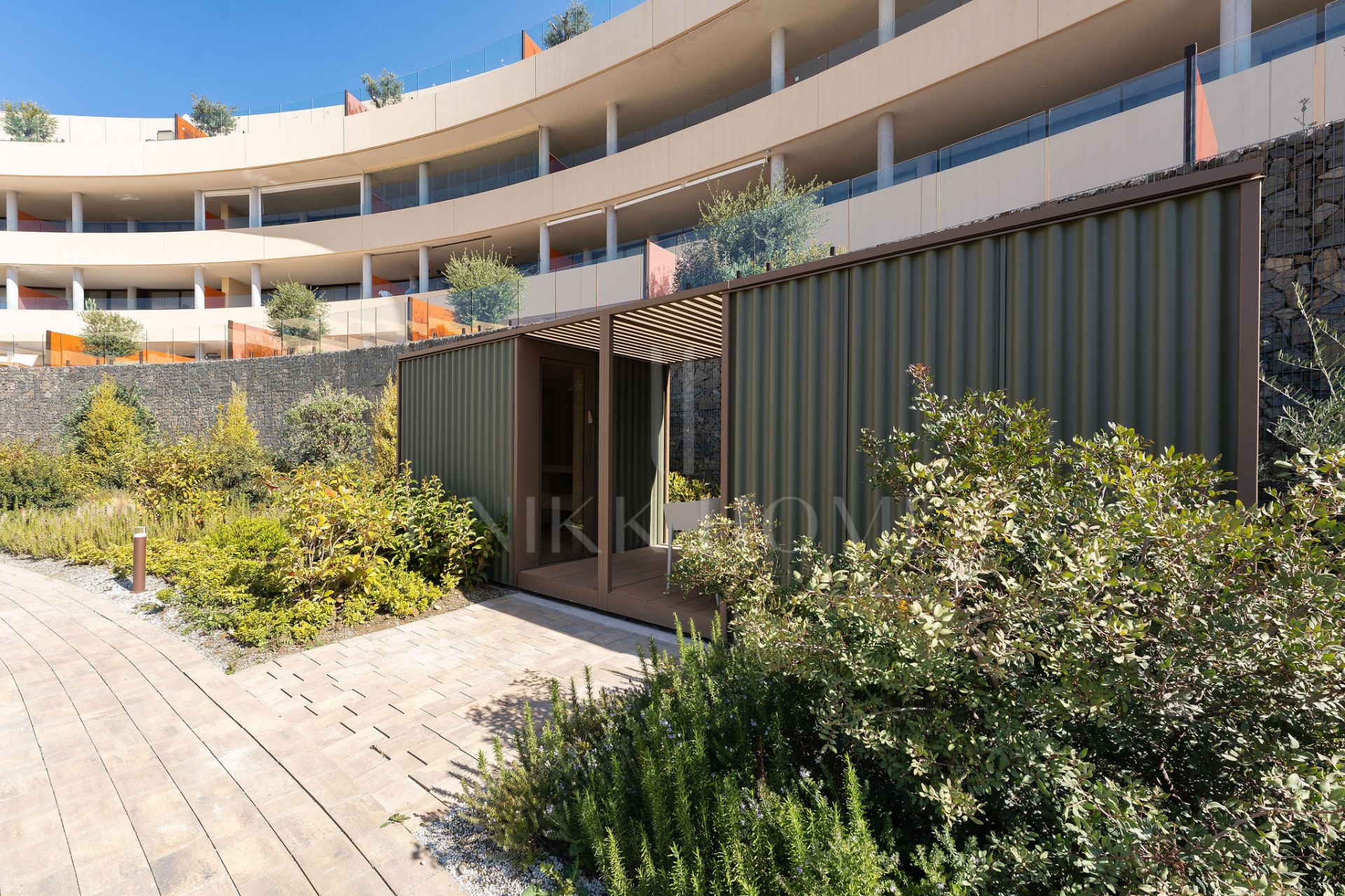 Experiencia refinada vida costera en este nuevo apartamento de lujo ubicado dentro del prestigioso Higuerón Resort.