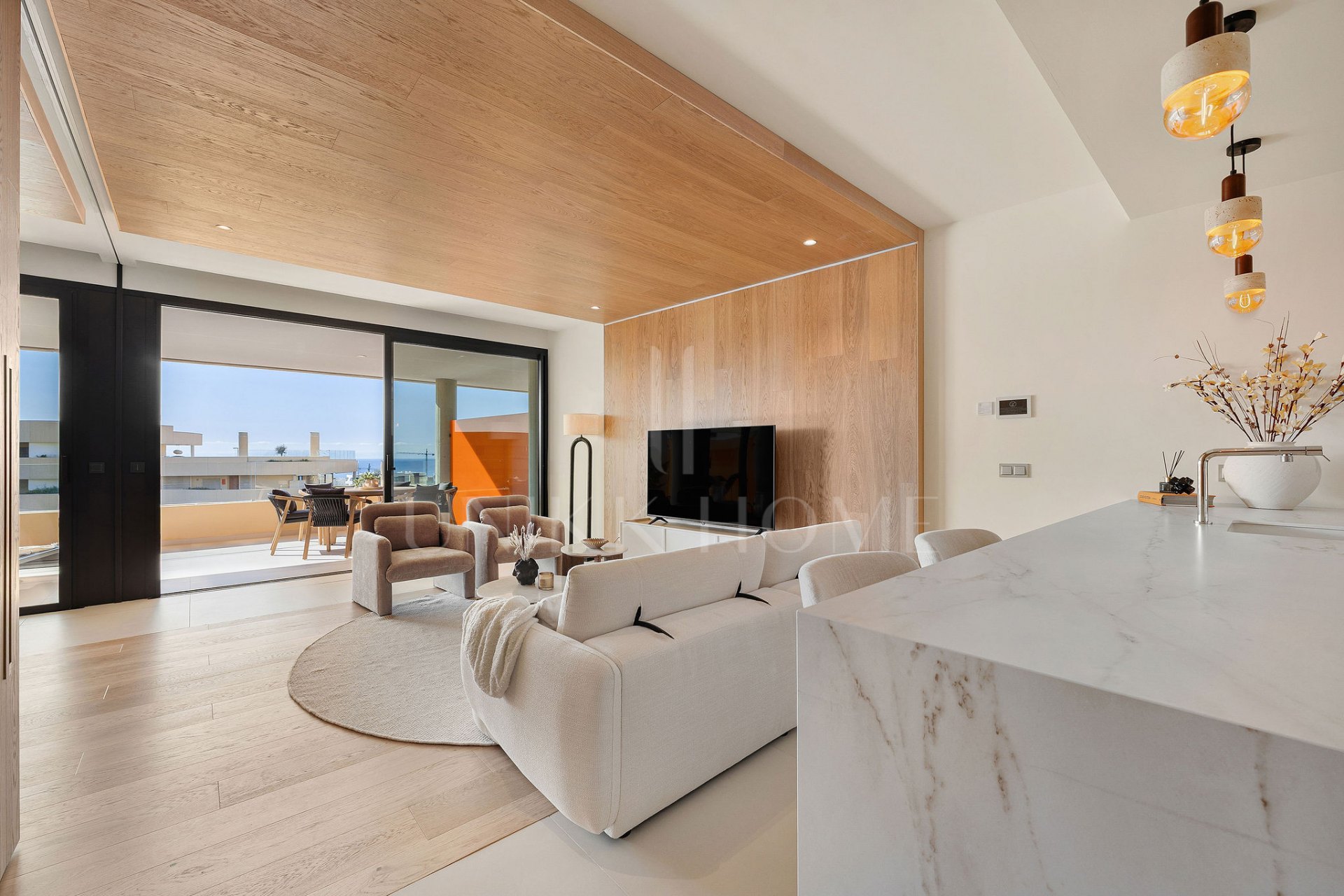 Experiencia refinada vida costera en este nuevo apartamento de lujo ubicado dentro del prestigioso Higuerón Resort.