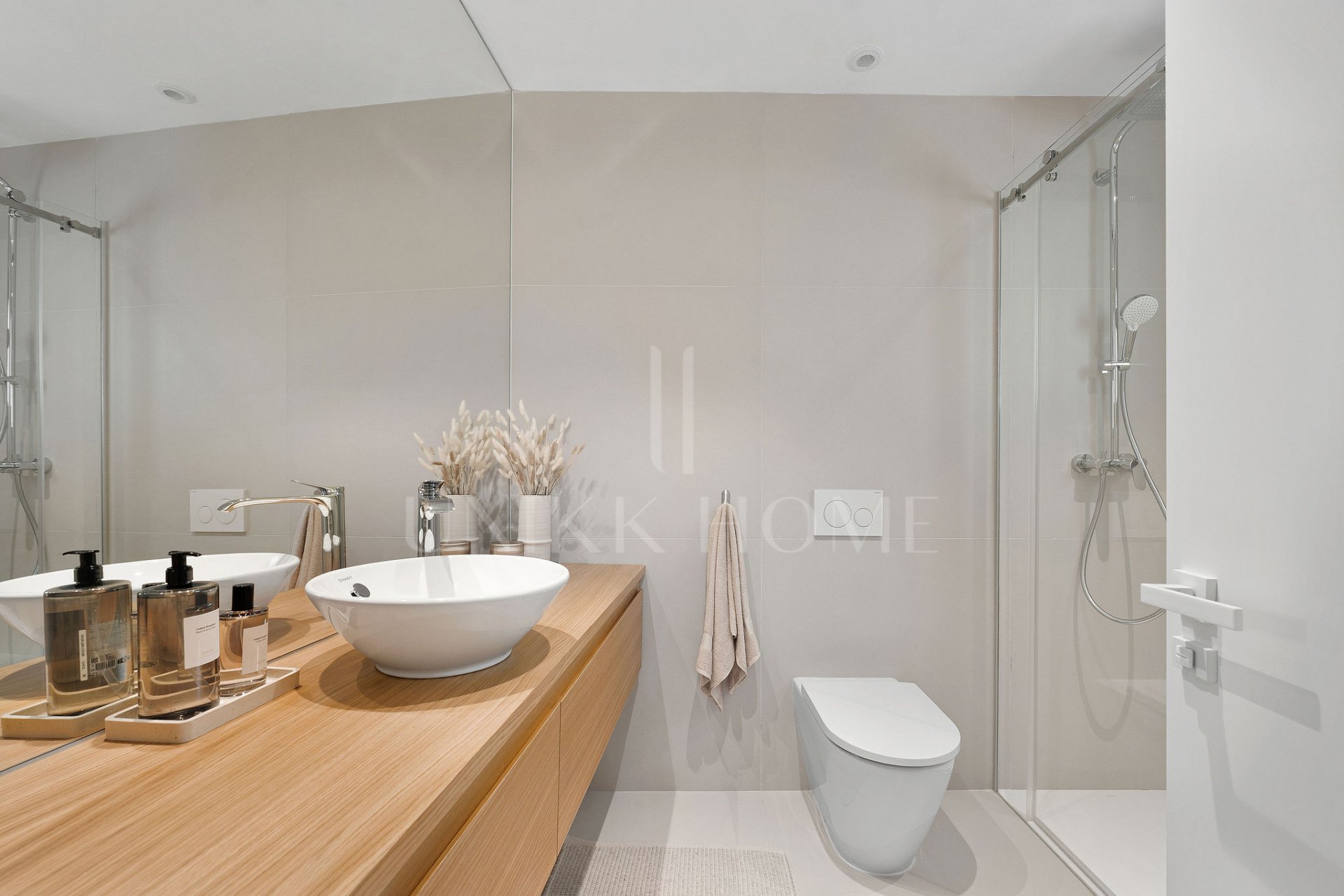 Experiencia refinada vida costera en este nuevo apartamento de lujo ubicado dentro del prestigioso Higuerón Resort.