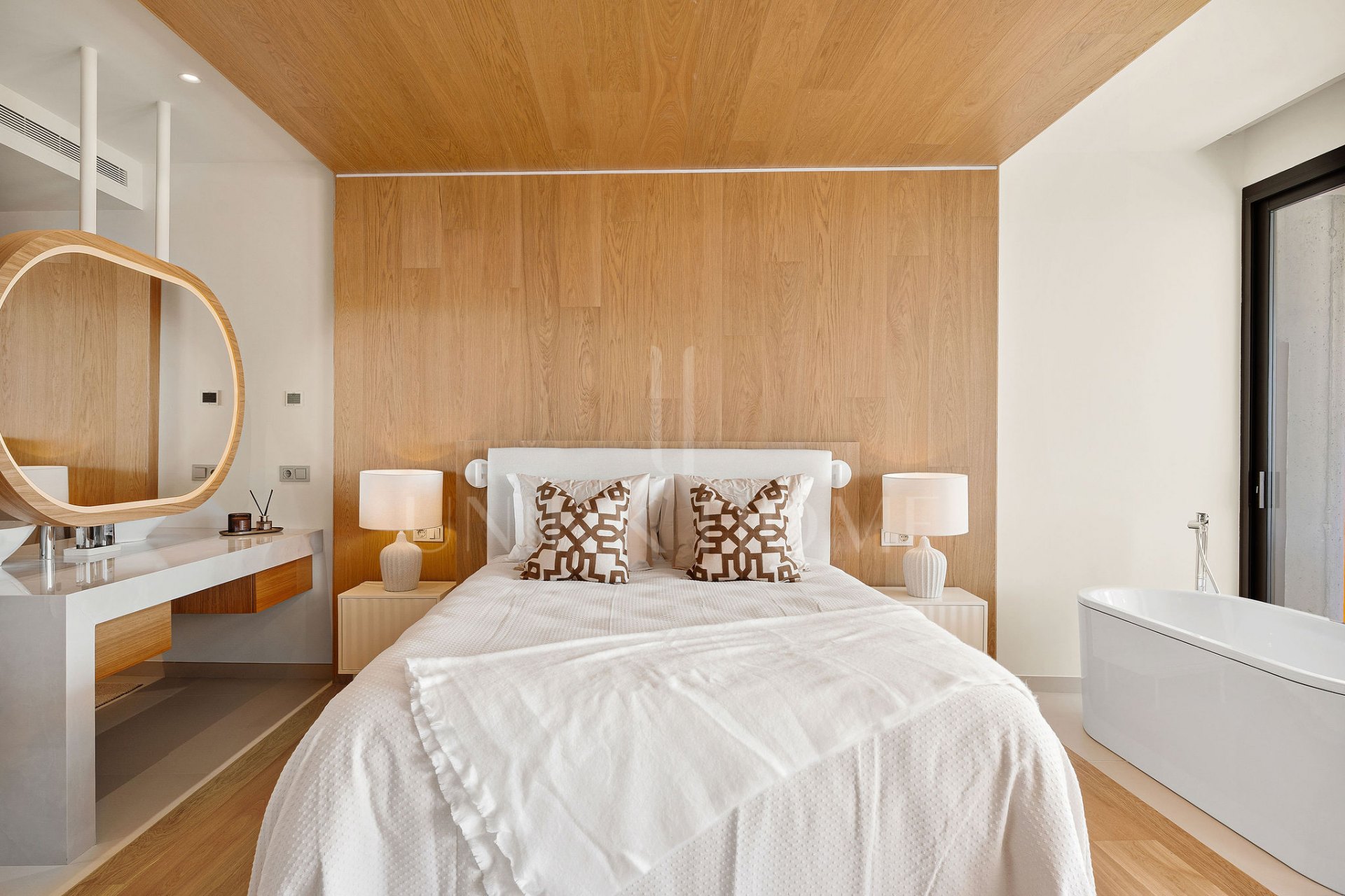 Experiencia refinada vida costera en este nuevo apartamento de lujo ubicado dentro del prestigioso Higuerón Resort.