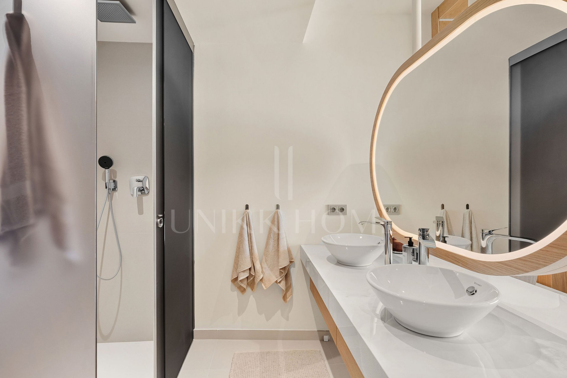 Experiencia refinada vida costera en este nuevo apartamento de lujo ubicado dentro del prestigioso Higuerón Resort.