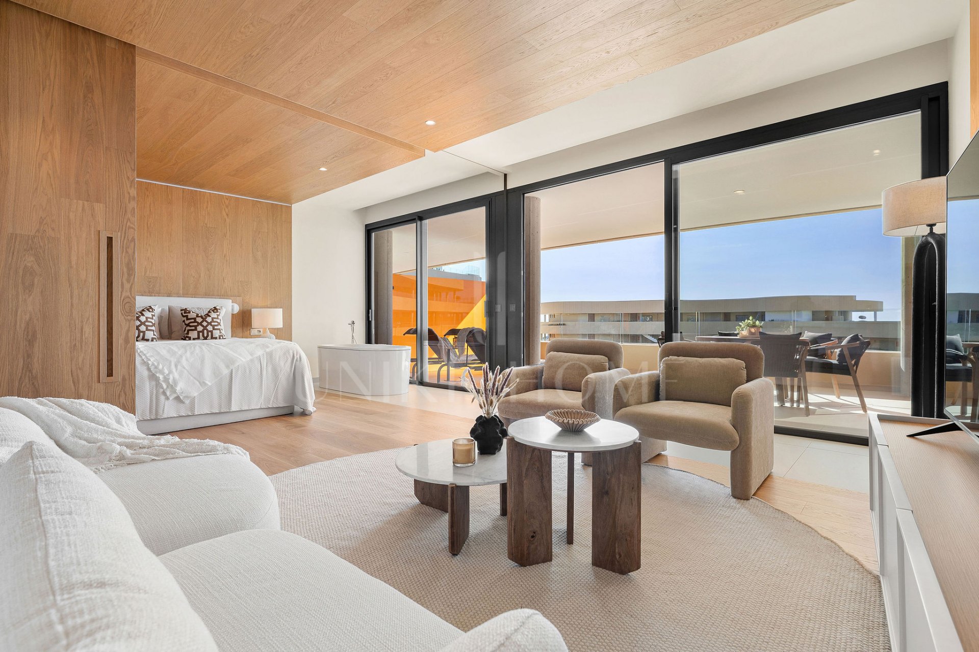 Experiencia refinada vida costera en este nuevo apartamento de lujo ubicado dentro del prestigioso Higuerón Resort.