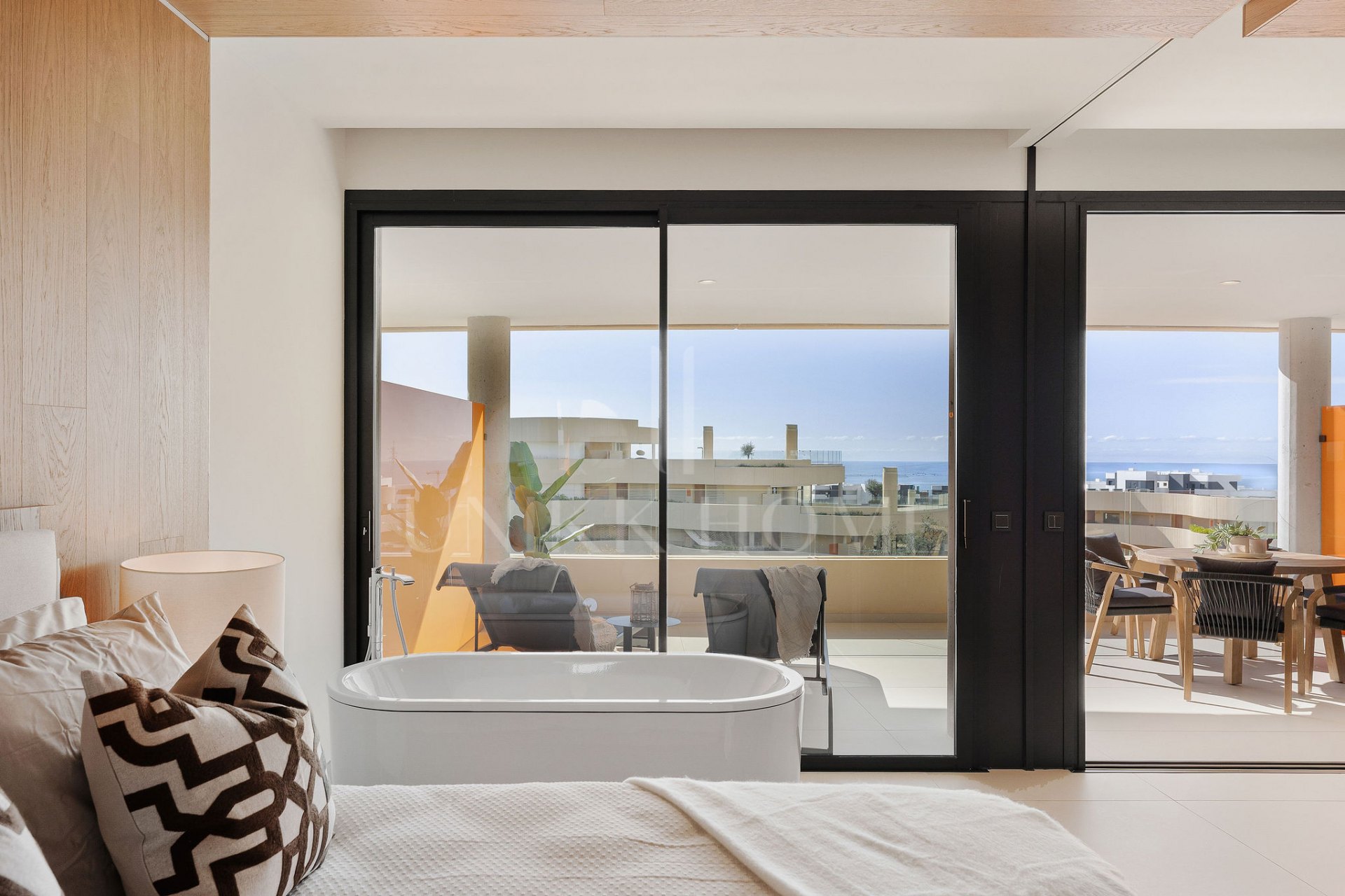 Experiencia refinada vida costera en este nuevo apartamento de lujo ubicado dentro del prestigioso Higuerón Resort.