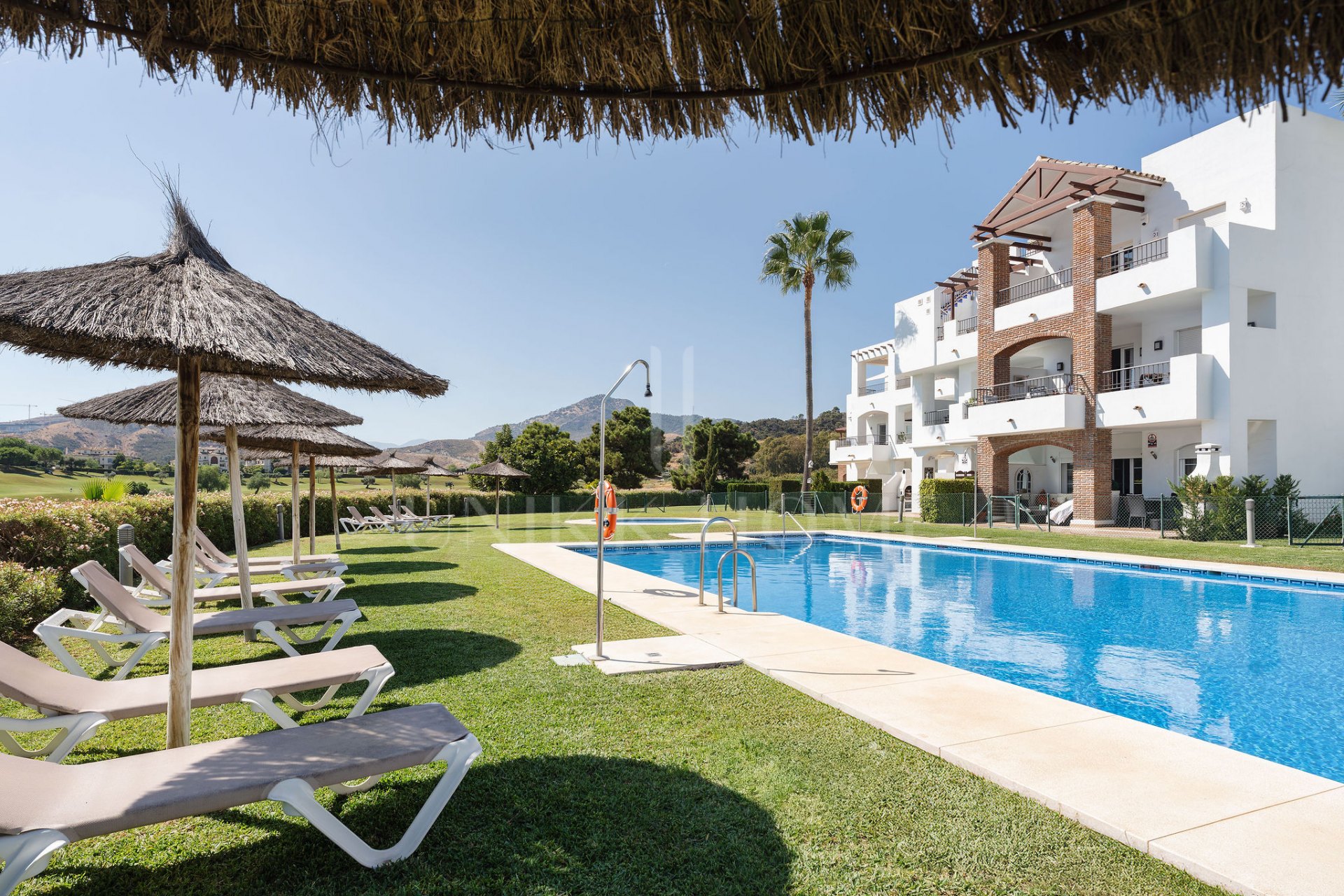 Welcome to this stunning and fully renovated penthouse with panoramic views over Higueral Golf, the mountains and the sea!