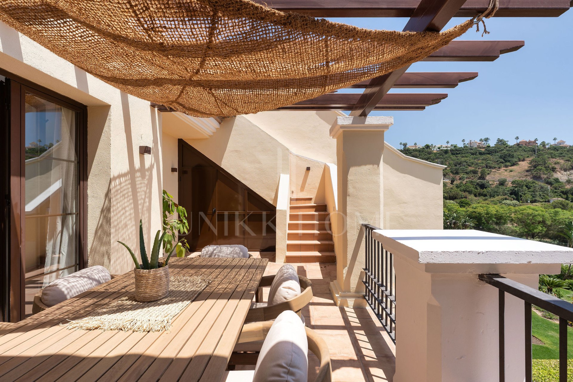 Welcome to this beautifully renovated penthouse offering bright, contemporary living in a tranquil Andalusian urbanization!