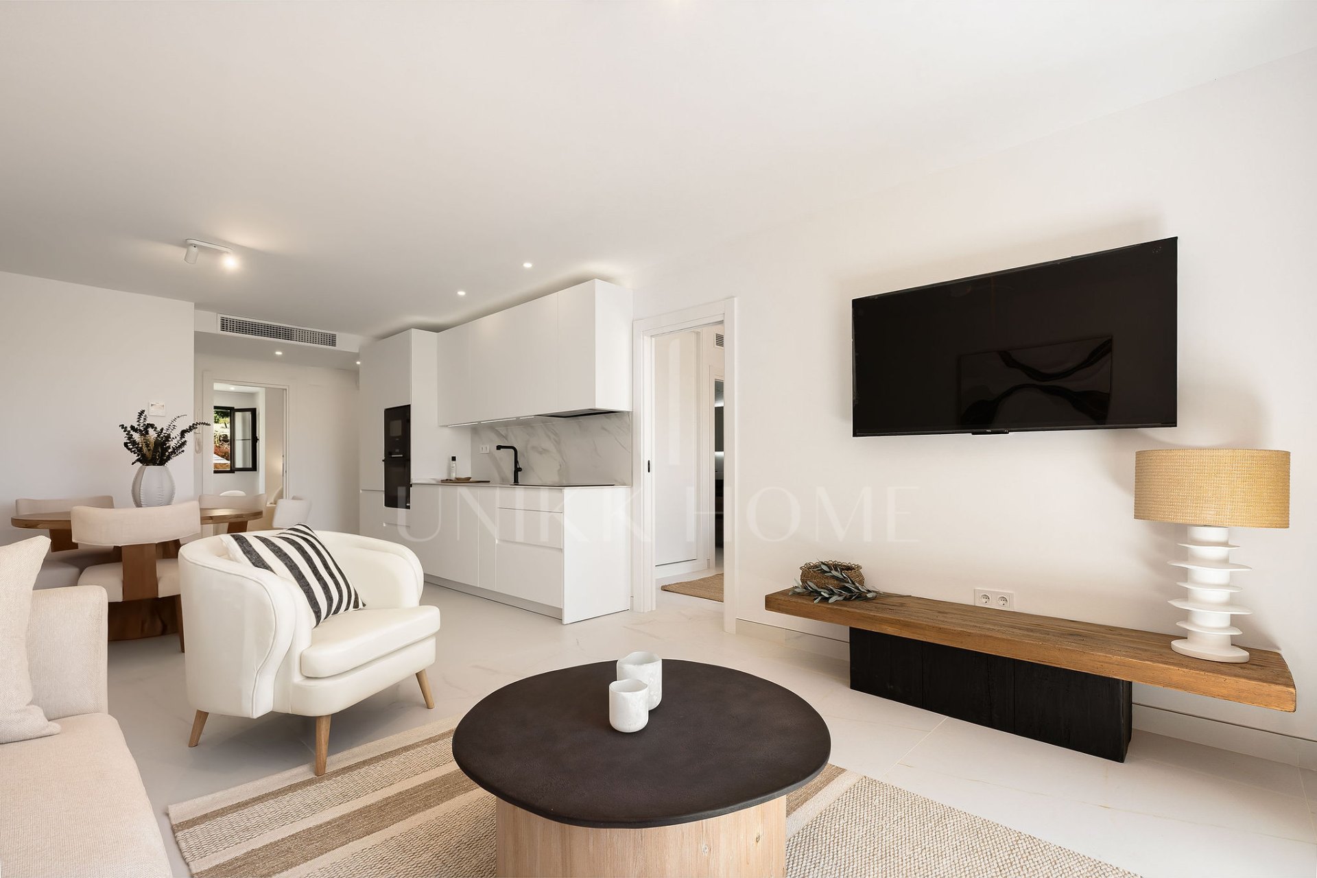 Welcome to this beautifully renovated penthouse offering bright, contemporary living in a tranquil Andalusian urbanization!