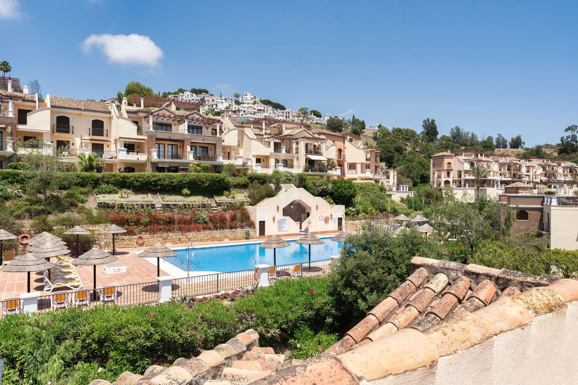 Welcome to this beautifully renovated penthouse offering bright, contemporary living in a tranquil Andalusian urbanization!