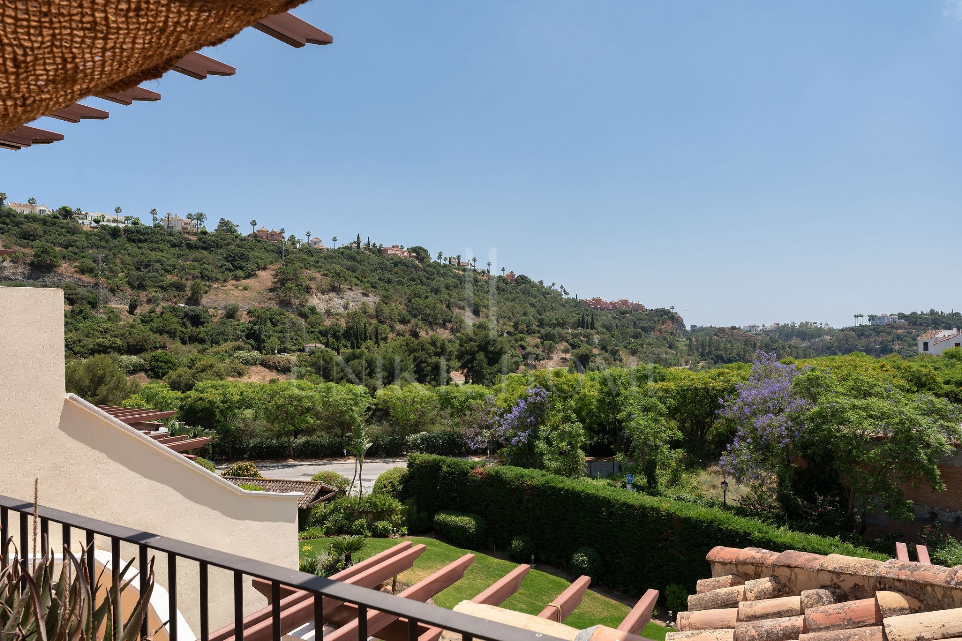 Welcome to this beautifully renovated penthouse offering bright, contemporary living in a tranquil Andalusian urbanization!