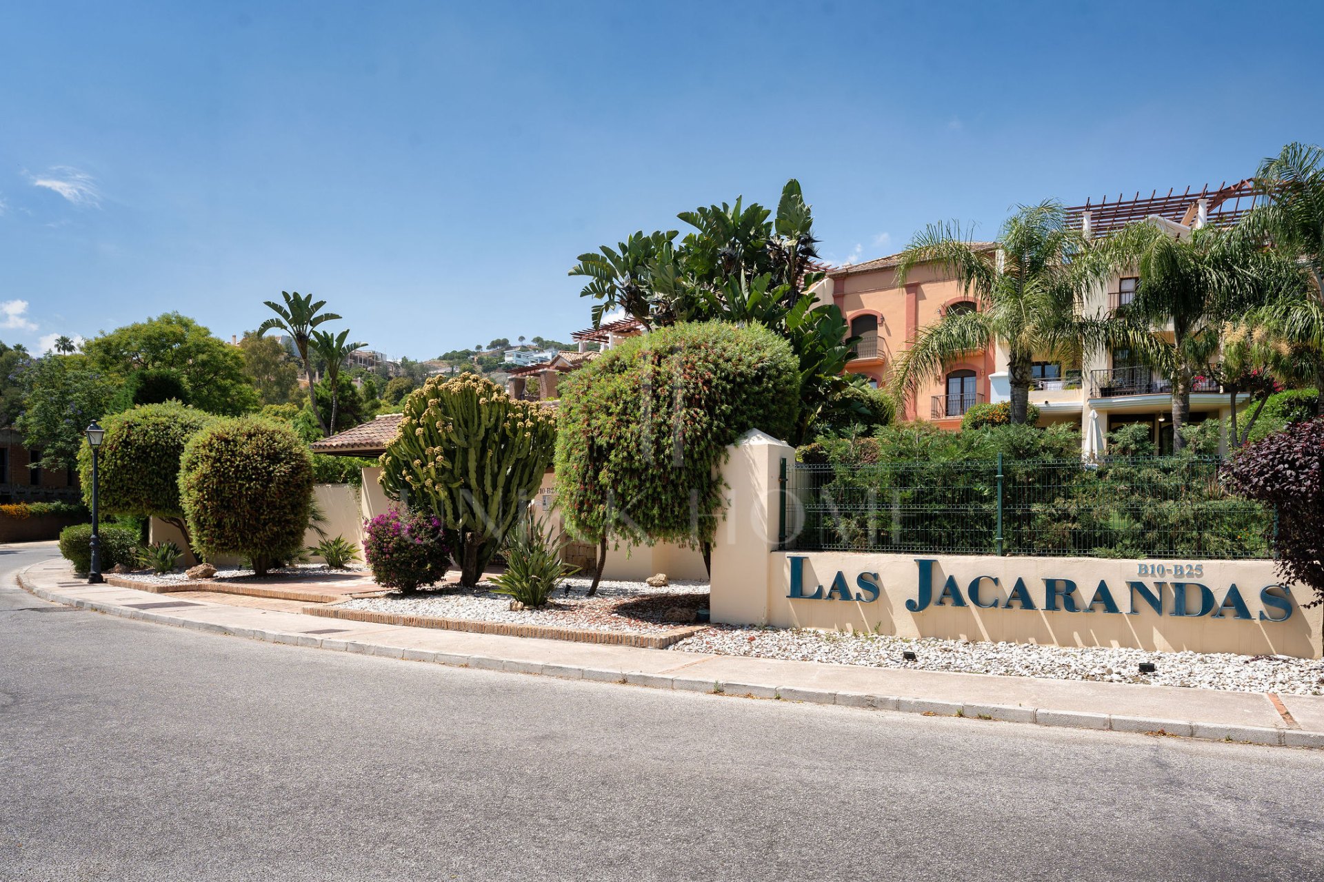 Welcome to this beautifully renovated penthouse offering bright, contemporary living in a tranquil Andalusian urbanization!