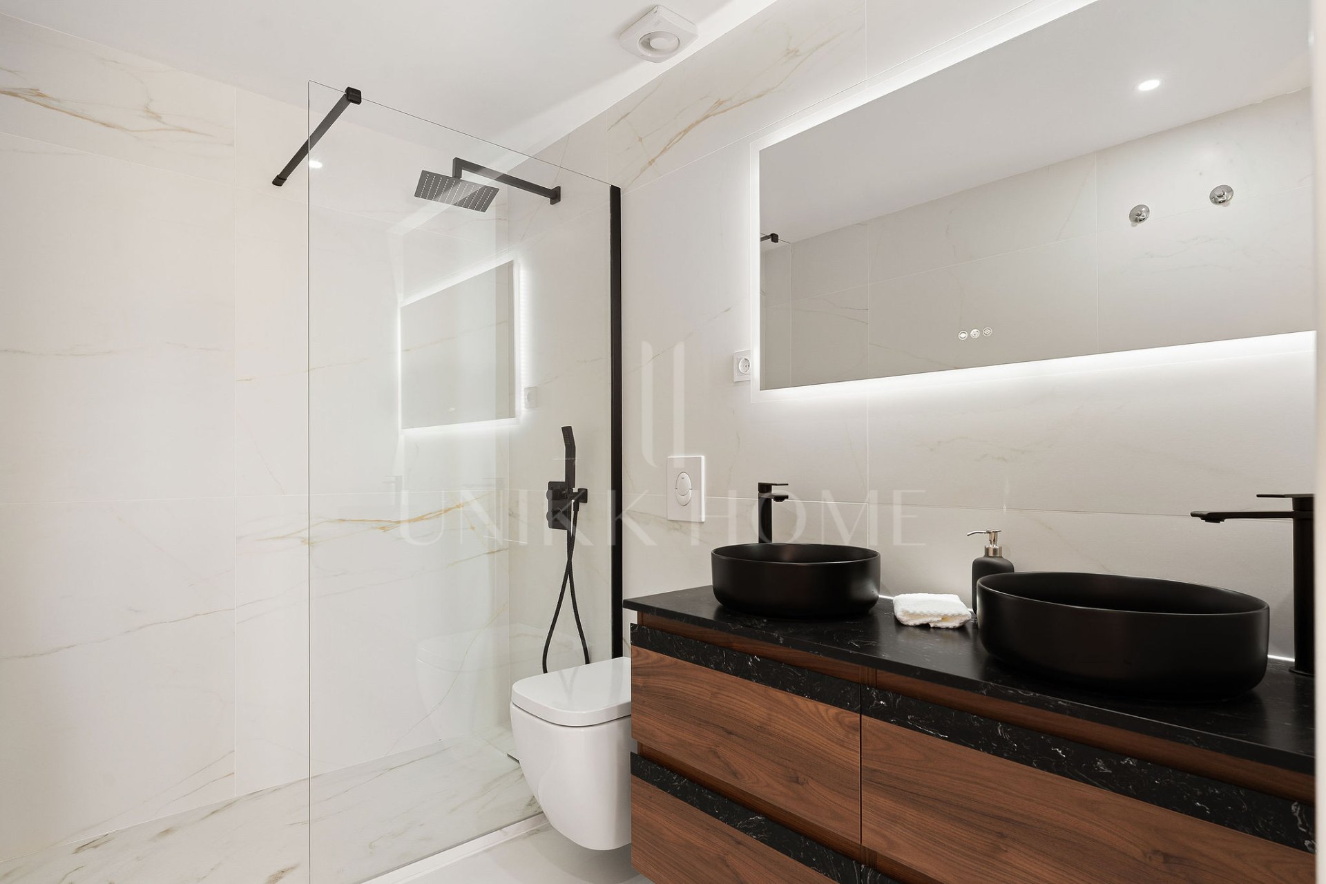 Welcome to this beautifully renovated penthouse offering bright, contemporary living in a tranquil Andalusian urbanization!