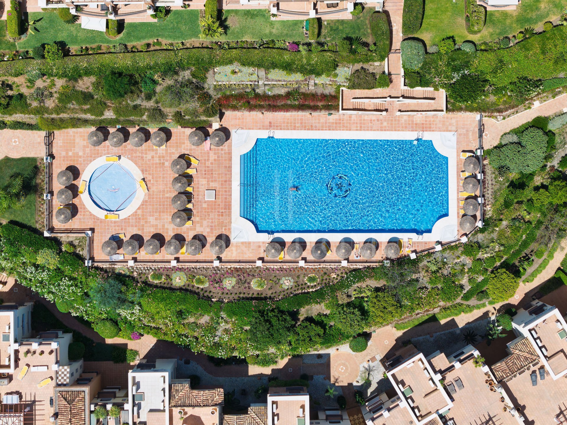 Welcome to this beautifully renovated penthouse offering bright, contemporary living in a tranquil Andalusian urbanization!