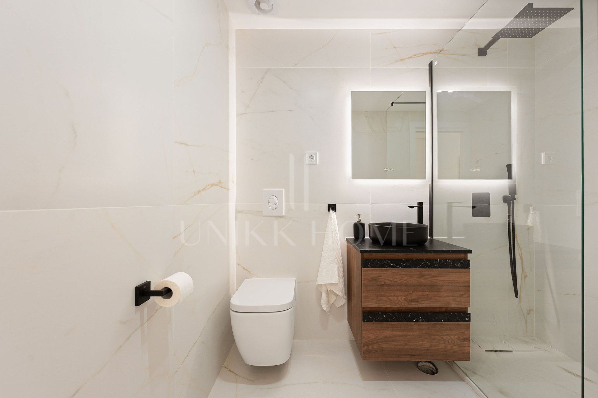 Welcome to this beautifully renovated penthouse offering bright, contemporary living in a tranquil Andalusian urbanization!