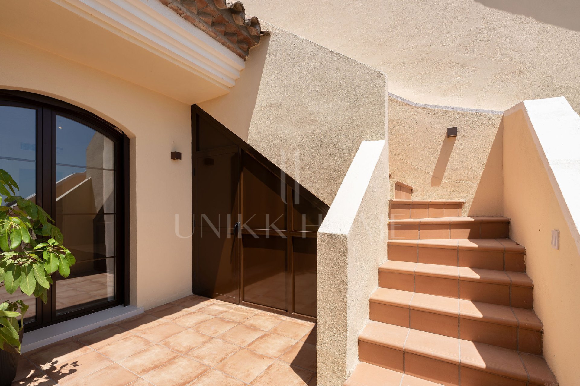 Welcome to this beautifully renovated penthouse offering bright, contemporary living in a tranquil Andalusian urbanization!