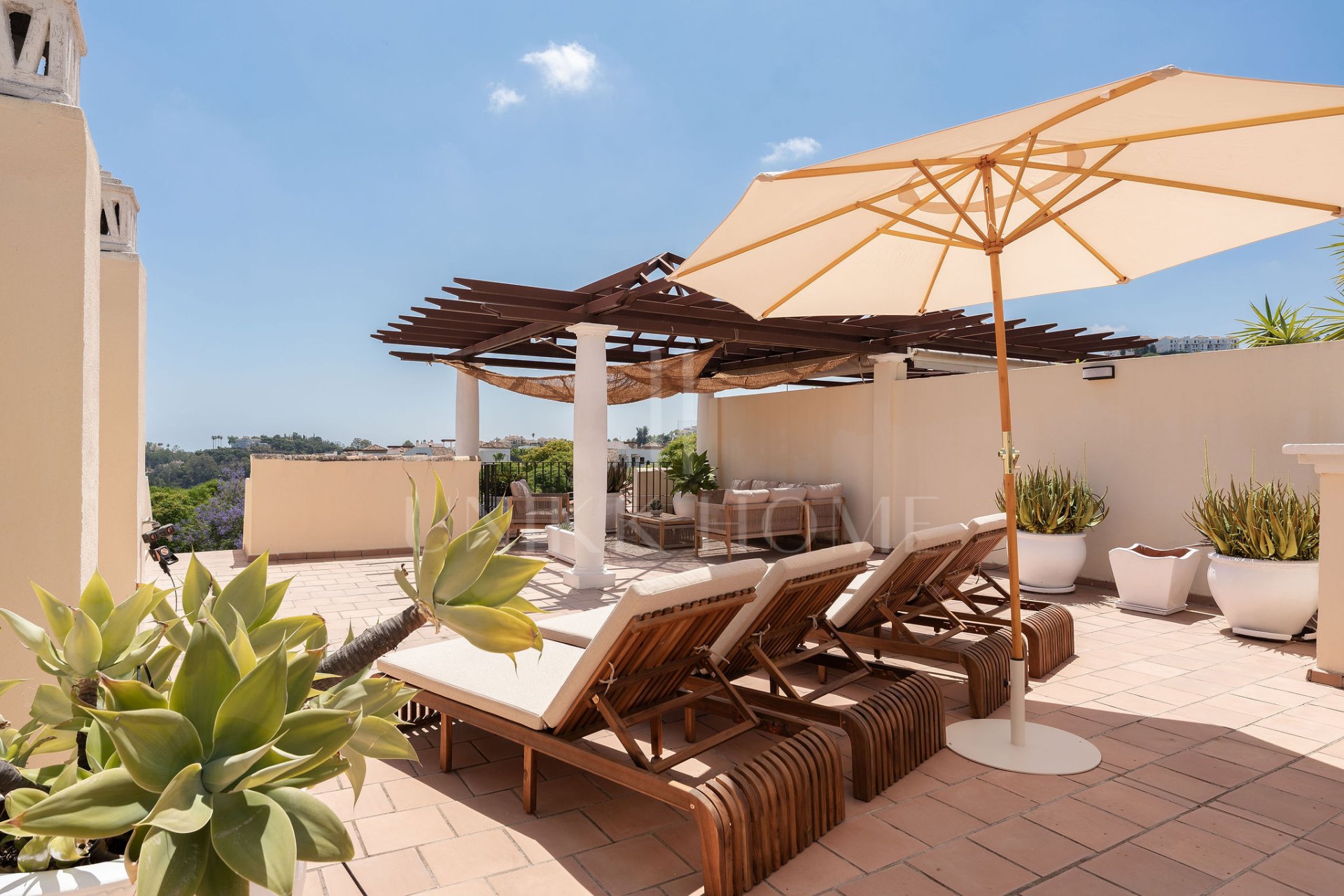 Welcome to this beautifully renovated penthouse offering bright, contemporary living in a tranquil Andalusian urbanization!