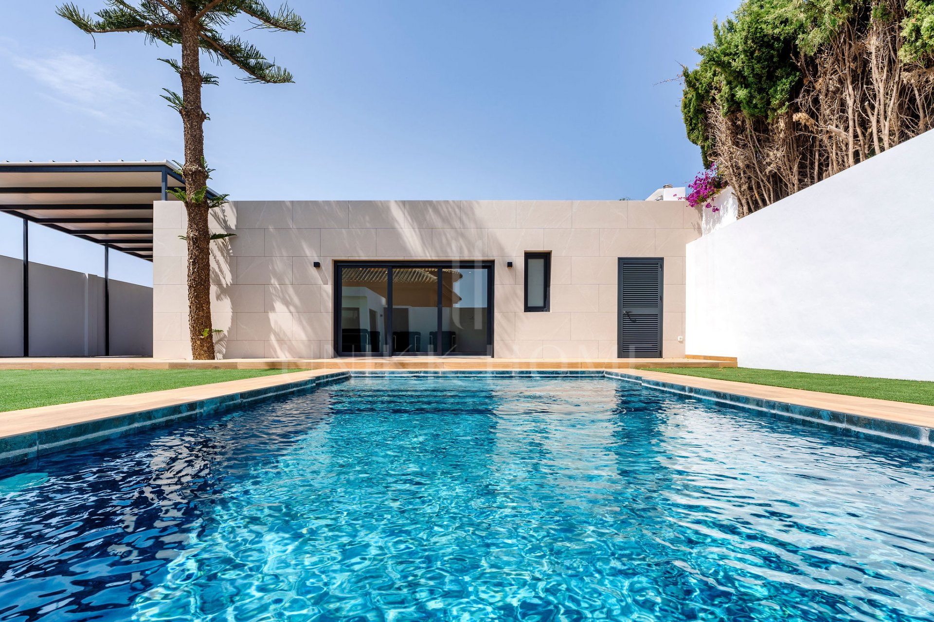 Impresionante Villa de 4 dormitorios con piscina privada en Primera Urbanización!