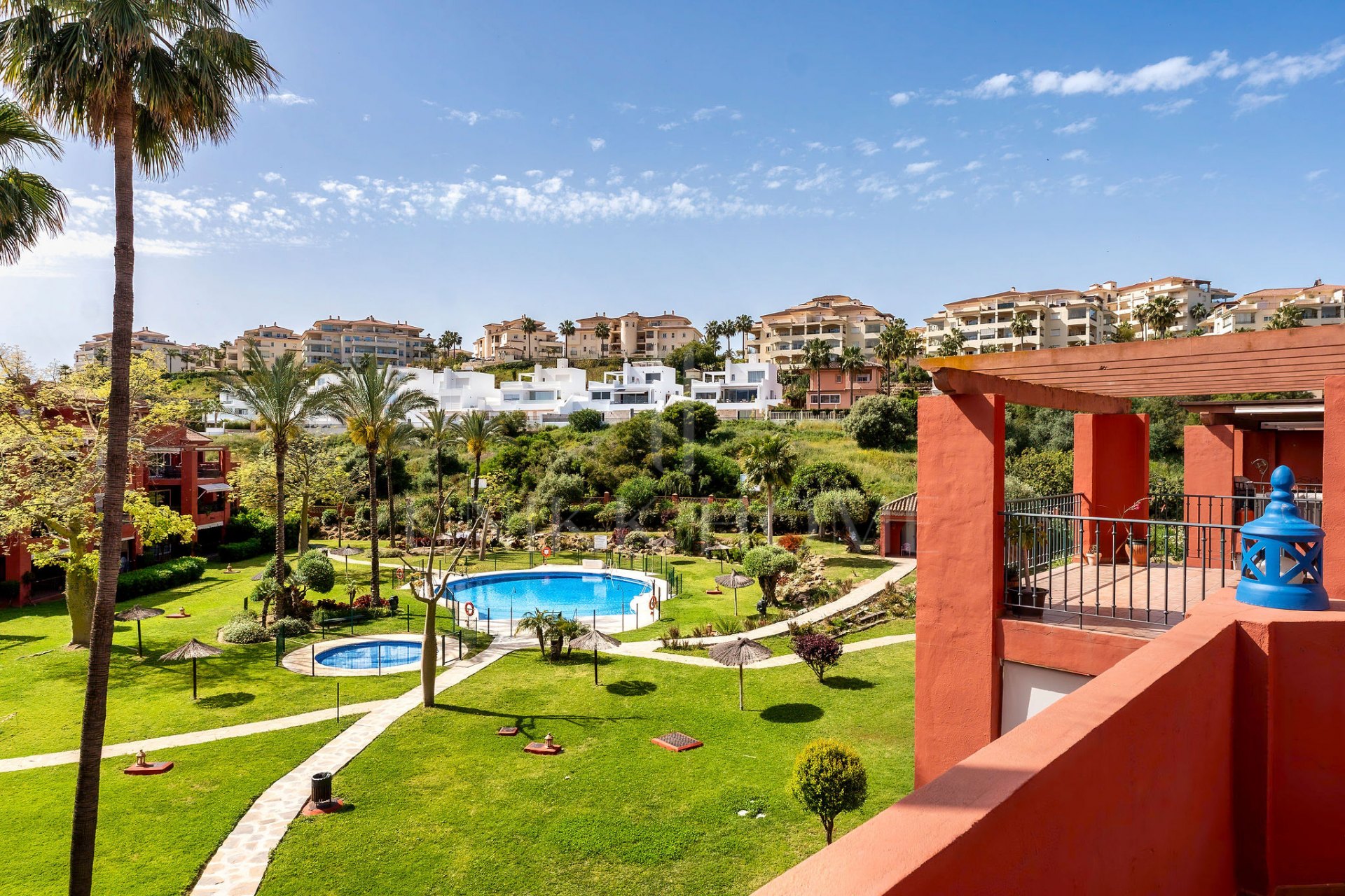 ¡Bienvenido a este fantástico ático dúplex junto a Mijas Golf!